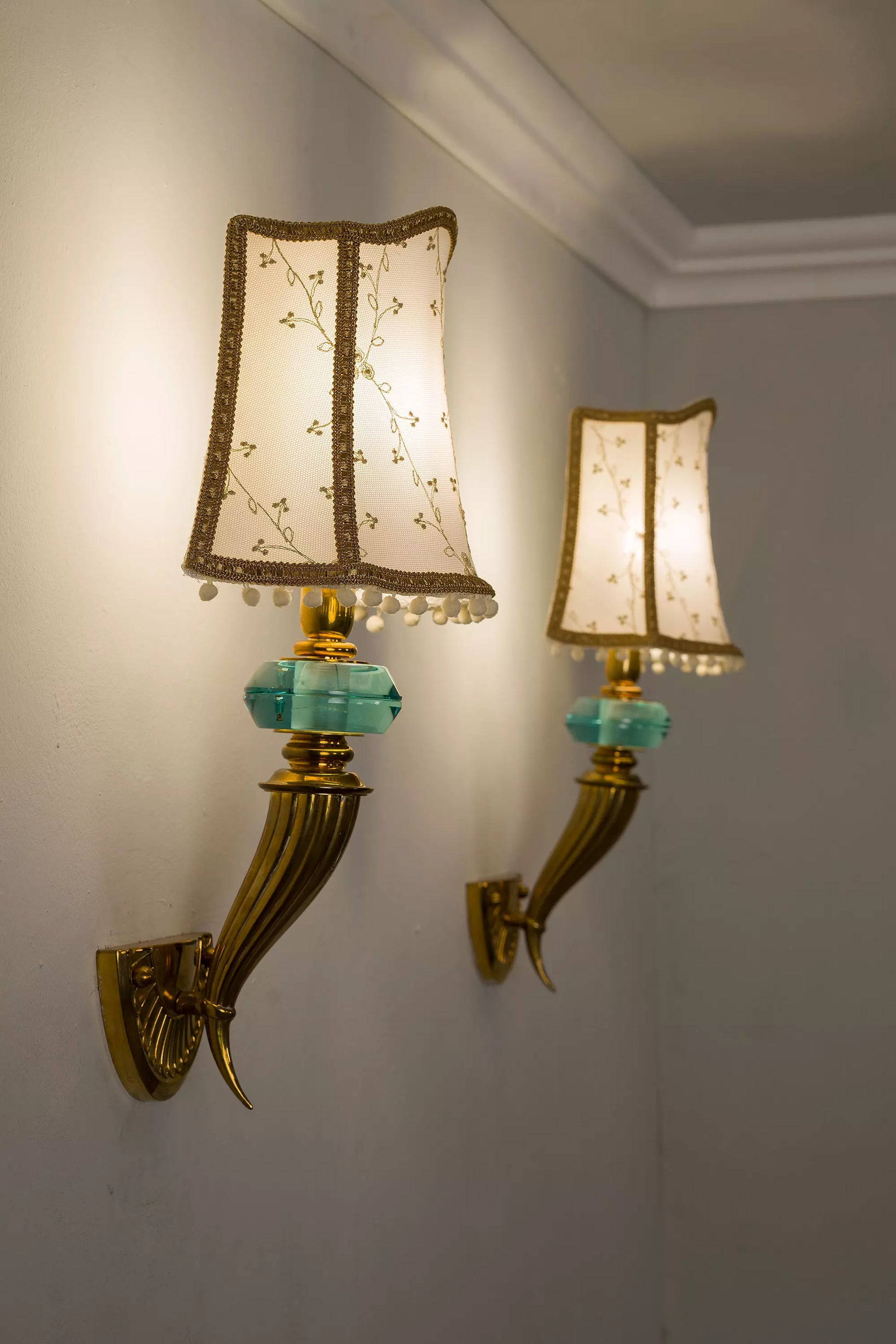 Elegante Coppia di Applique vintage in Ottone a Forma di Cornucopia
