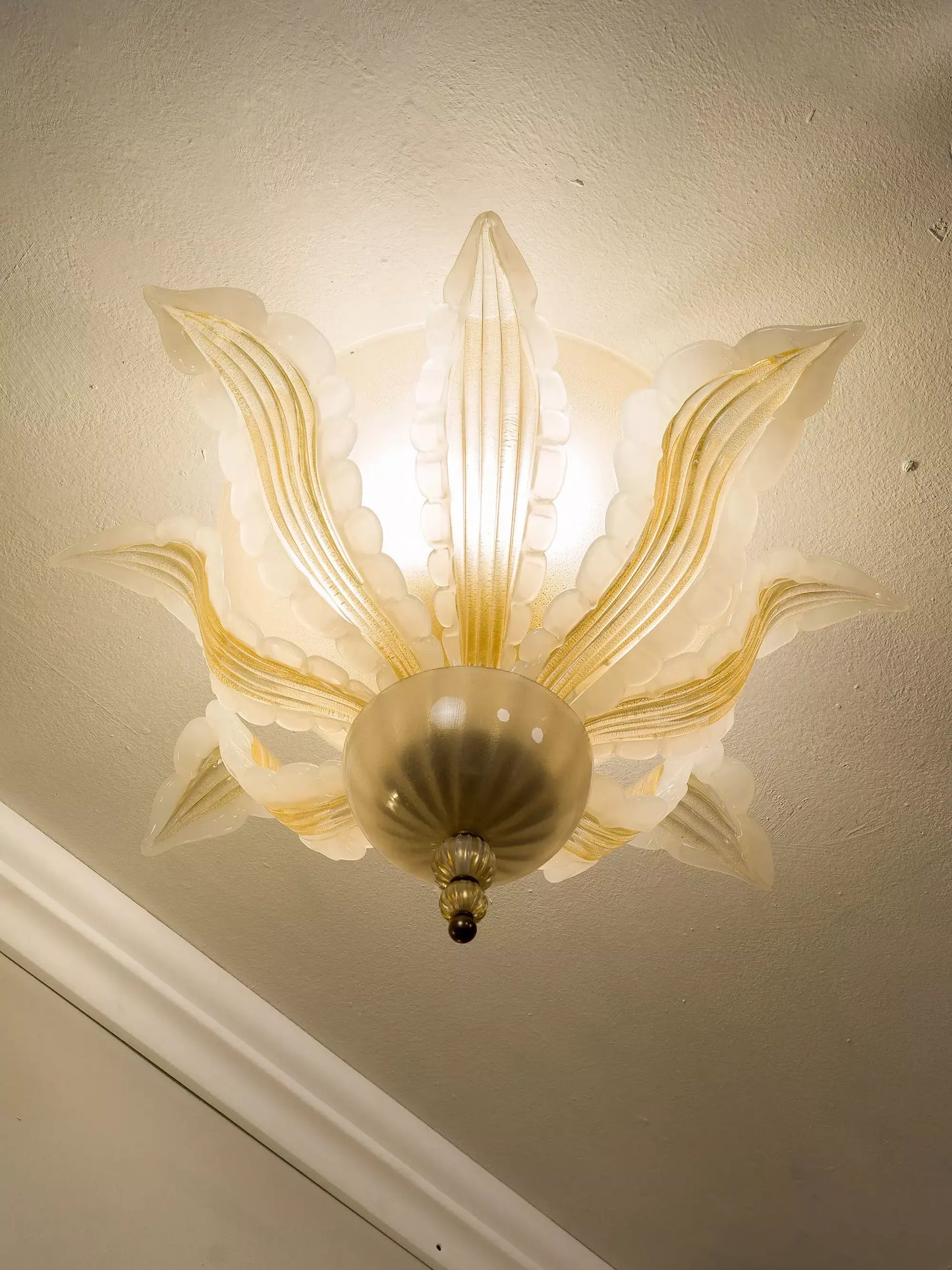 Lampadario artigianale in vetro di Murano con lavorazione a filigrana. - Lo Stile Italiano