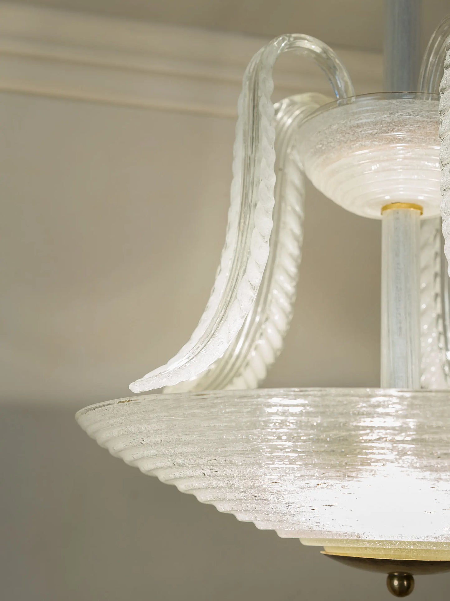 Illuminazione di lusso vintage: lampadario in vetro soffiato pulegoso di Seguso | Lo Stile Italiano