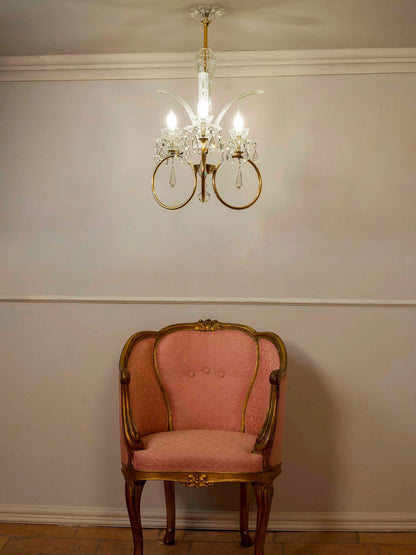 Lampadario vintage fotografato con poltrona Luigi XV.| Lo Stile Italiano