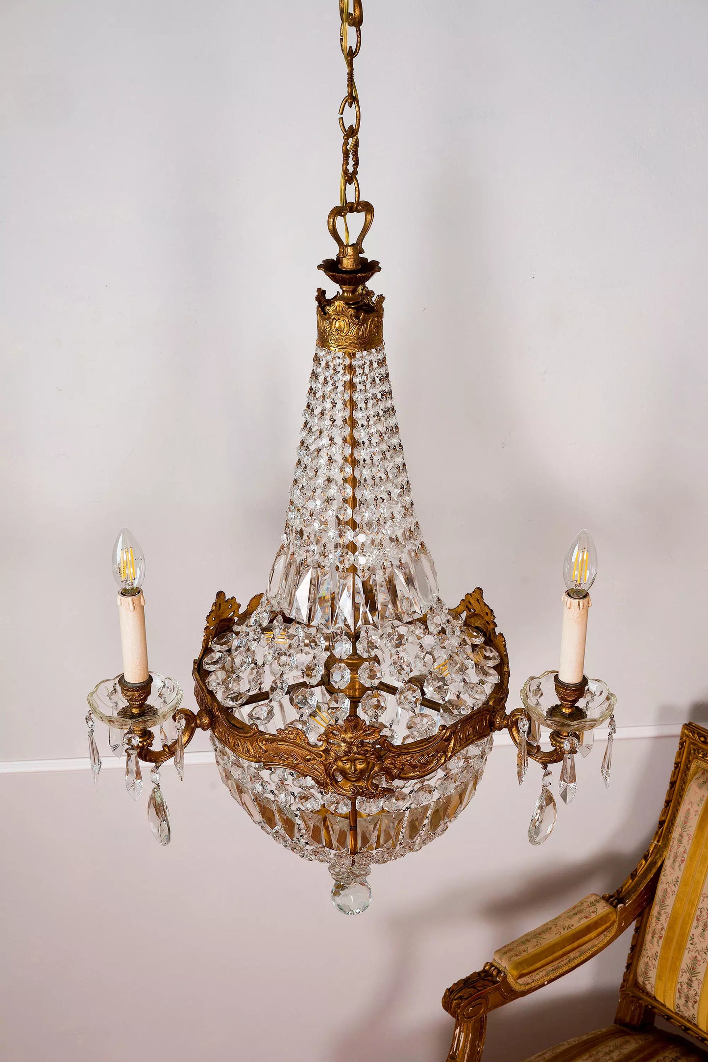 Lampadario Stile Impero con gocce di cristallo pendenti, la struttura bronzo dorato è abbellita da 3 sfingi .| Lo Stile Italiano