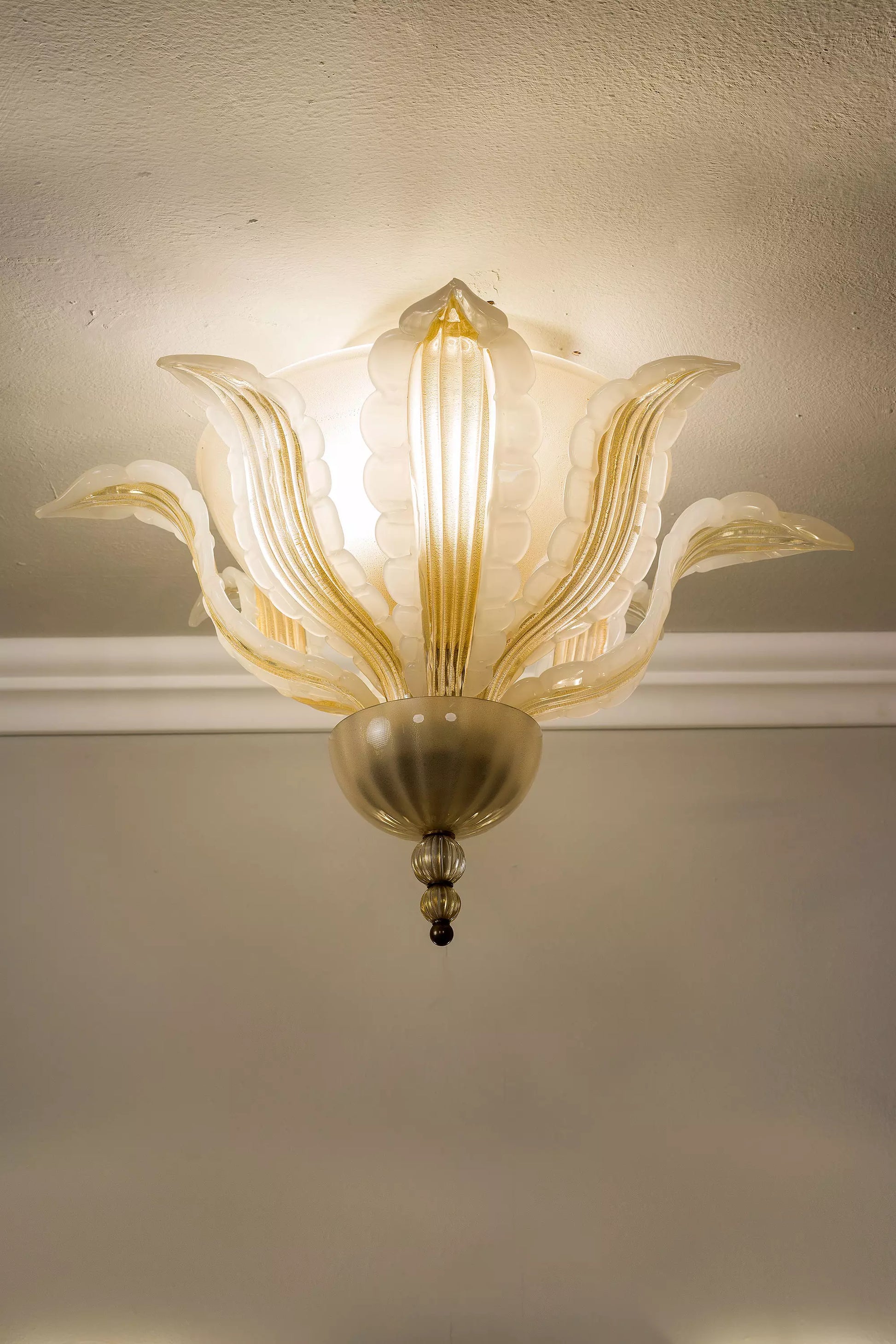 Plafoniera Vintage in Vetro Soffiato di Murano, decorata con oro zecchino.| Lo Stile Italiano