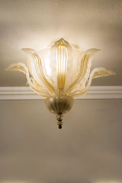 Plafoniera Vintage in Vetro Soffiato di Murano, decorata con oro zecchino.| Lo Stile Italiano