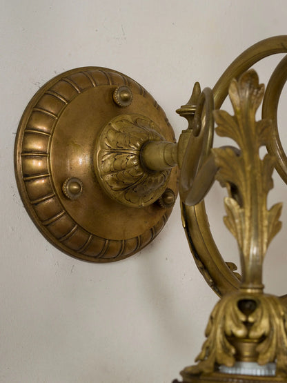 Dettaglio del decoro floreale scolpito nella base del braccio in bronzo dell’applique. | Lo Stile Italiano