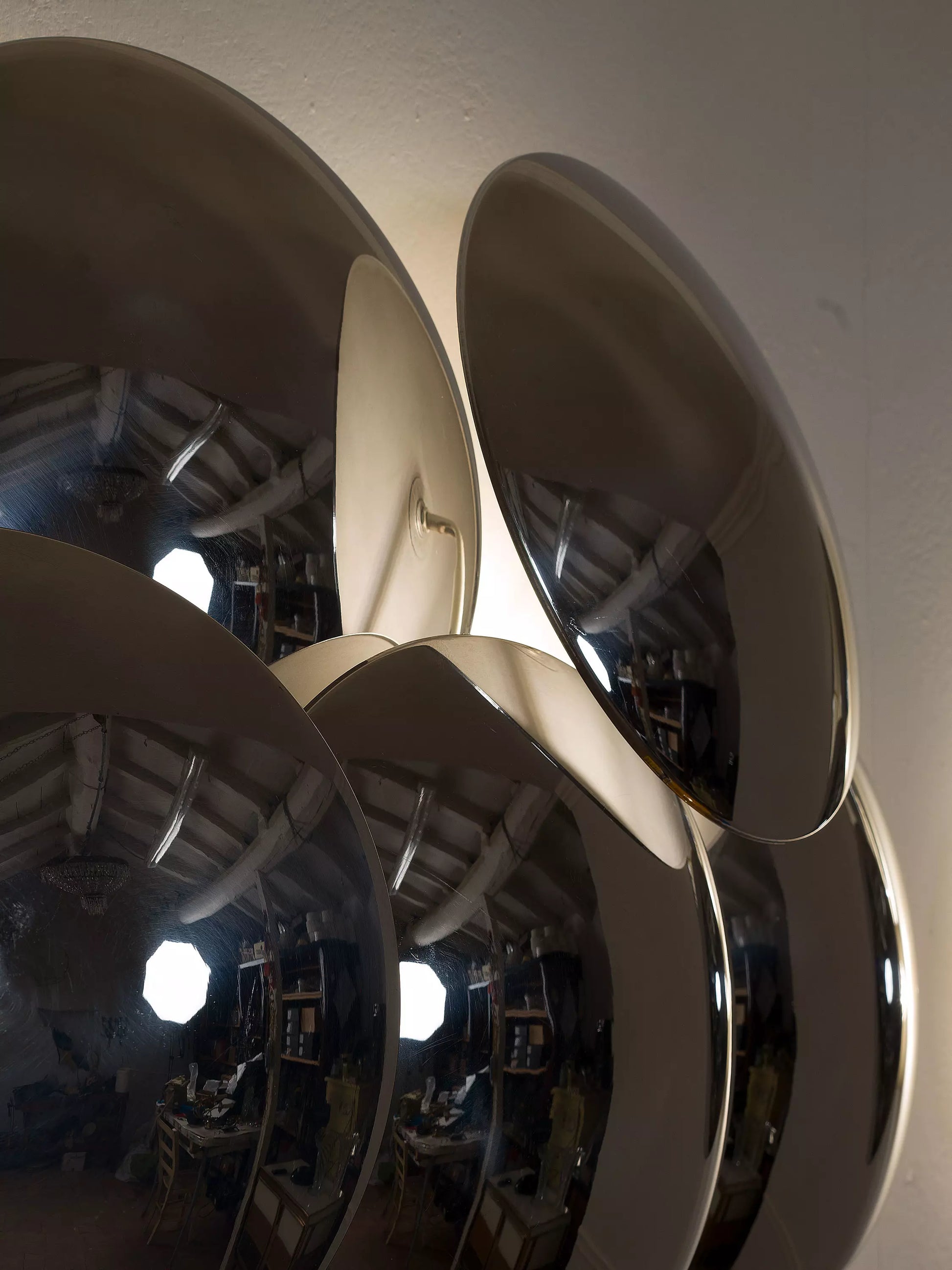 Sculture luminose Reggiani in metallo cromato. Icone del modernariato italiano anni '70. | Lo Stile Italiano