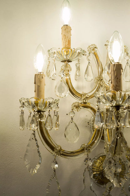 Lampade a muro in cristallo dalle linee sinuose, impreziosite da placche e gocce scintillanti | Lo Stile Italiano.