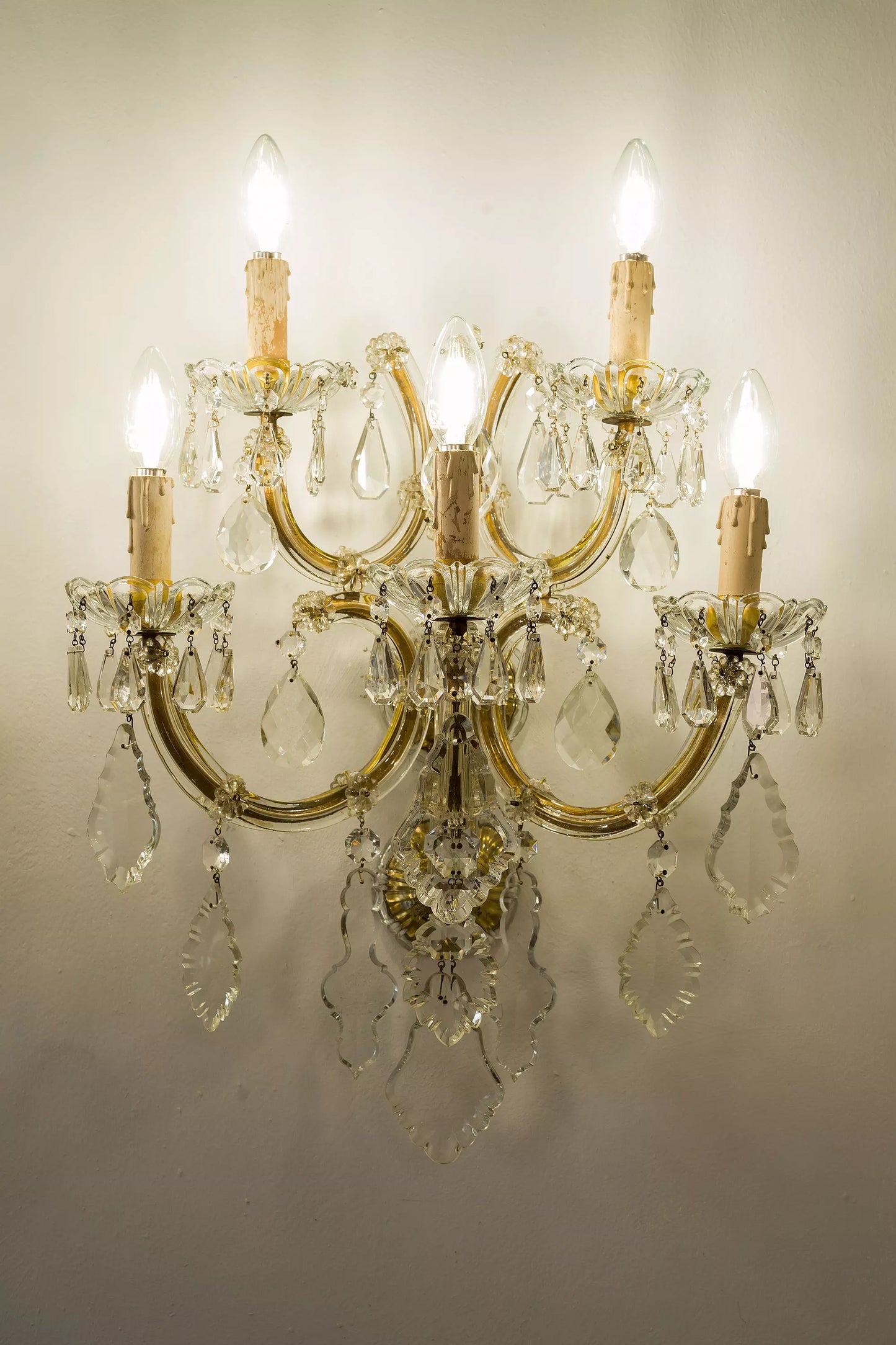 Coppia di applique vintage del '900 in stile Maria Teresa, restaurate e pronte a illuminare con eleganza | Lo Stile Italiano