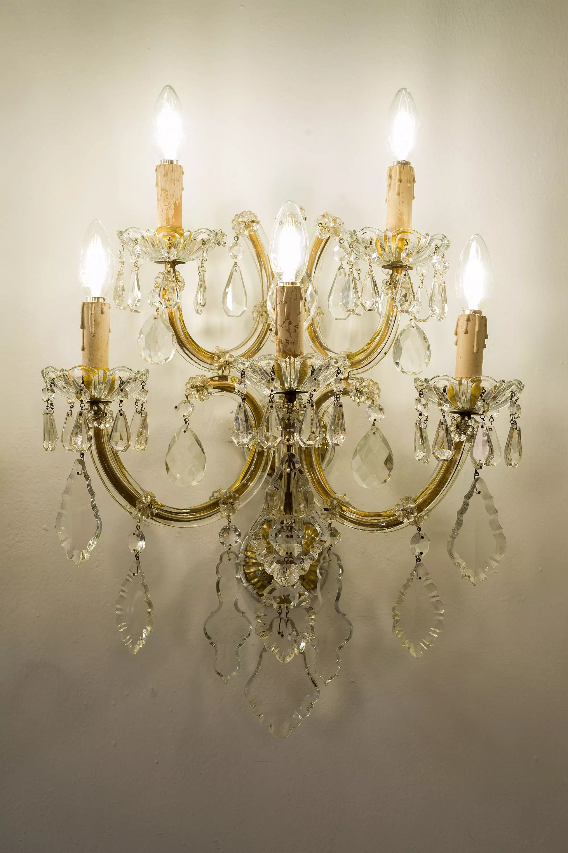 Coppia di applique vintage del '900 in stile Maria Teresa, restaurate e pronte a illuminare con eleganza | Lo Stile Italiano