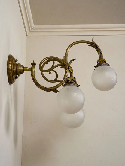 Vista laterale dell’applique con bracci curvi e volute intrecciate in stile Art Nouveau | Lo Stile Italiano