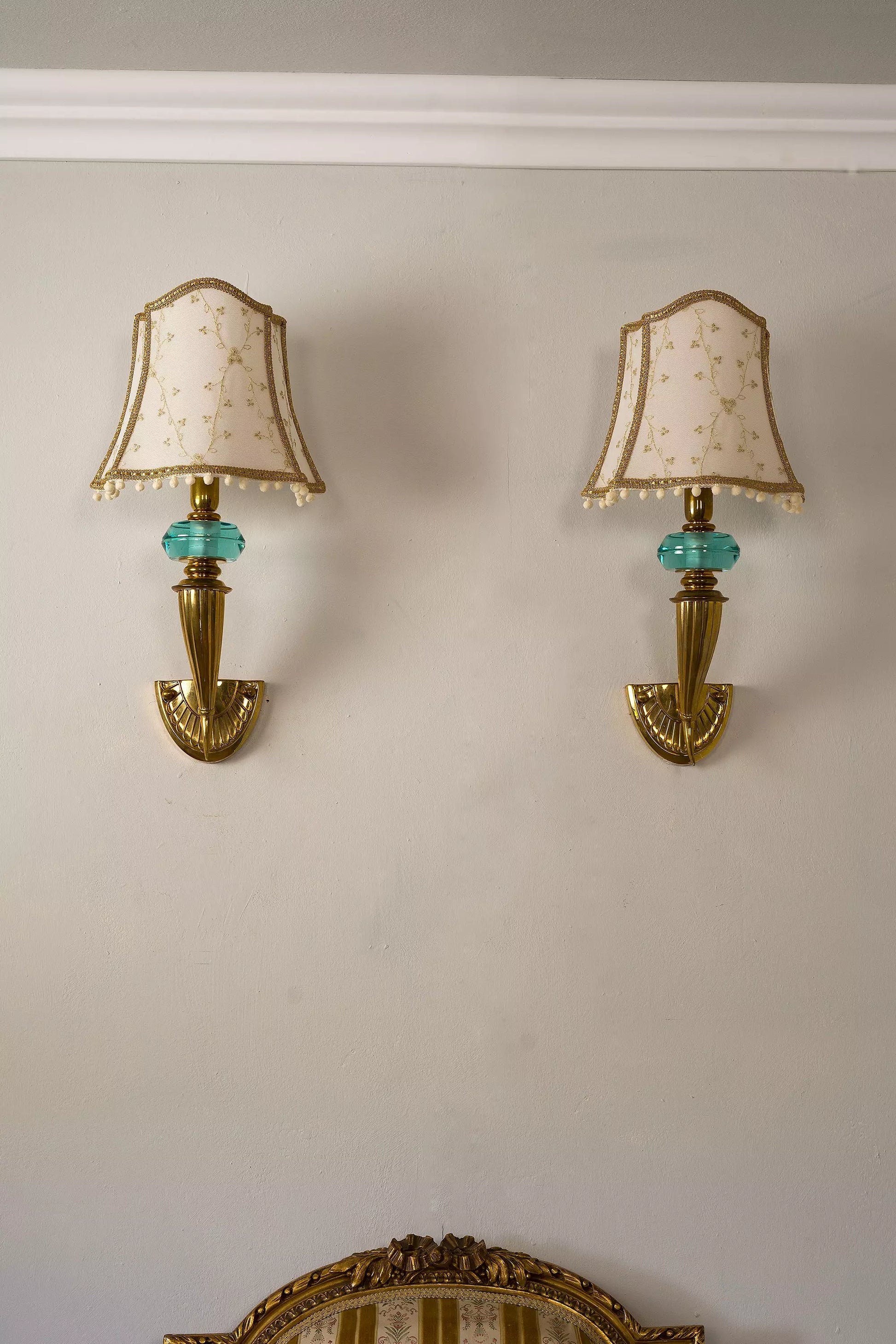 Elegante Coppia di Lampade da Parete Antiche in Ottone con Paralumi Ricamati in Tulle| Lo Stile Italiano