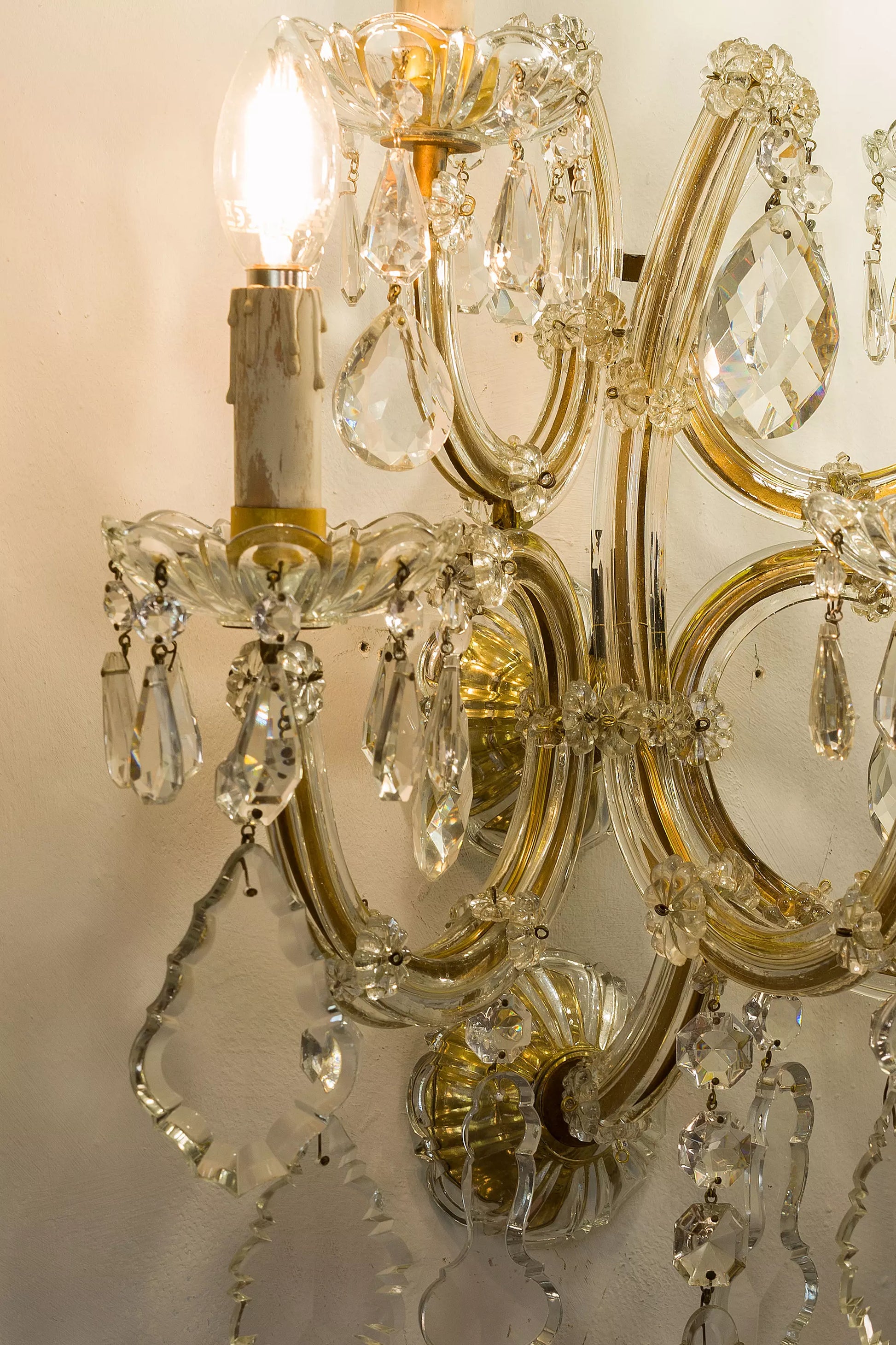 Illuminazione classica con applique in cristallo, caratterizzate da dettagli barocchi e finiture dorate | Lo Stile Italiano