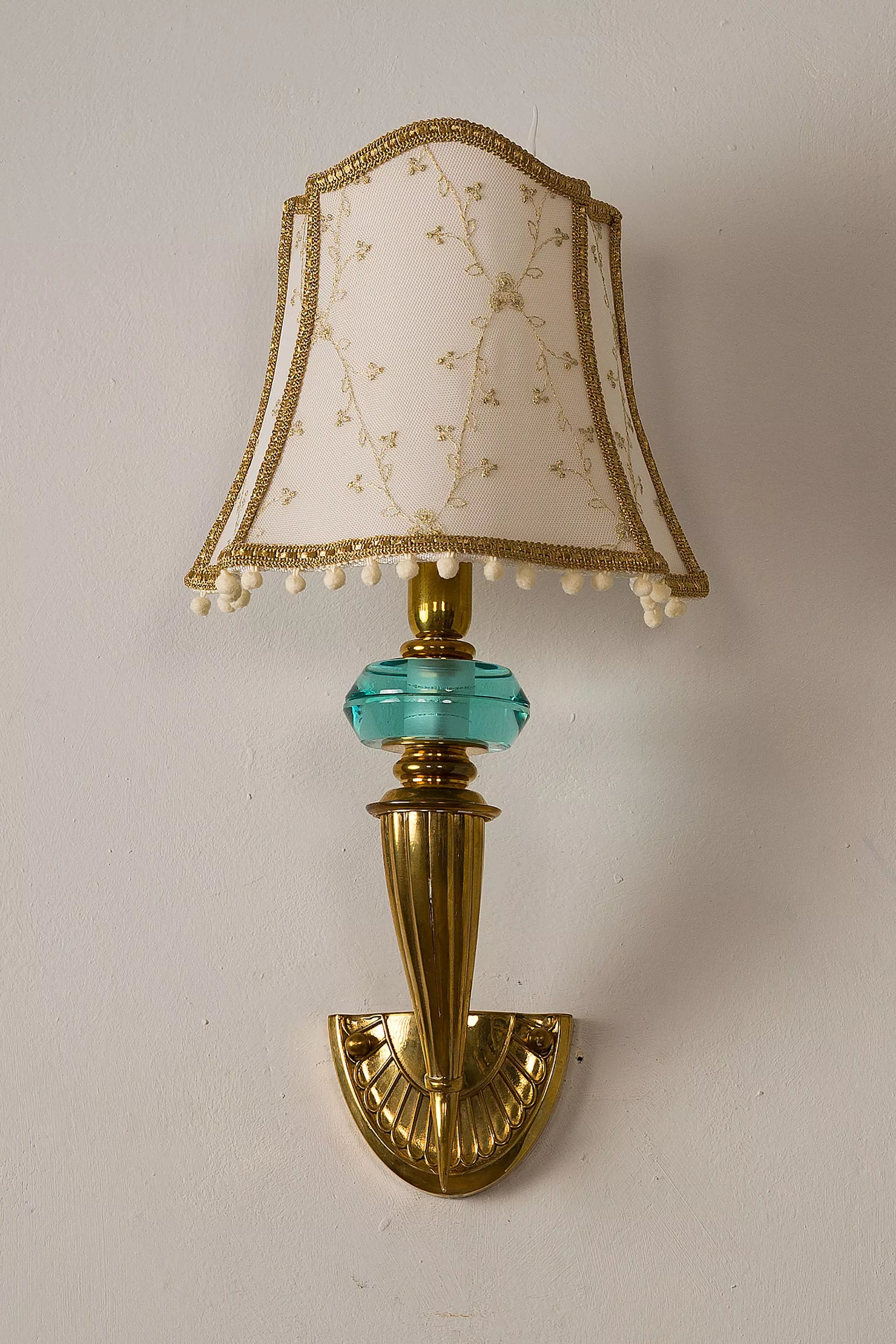Lampada a muro con raffinato paralume in tulle ricamato con filo dorato.| Lo Stile Italiano