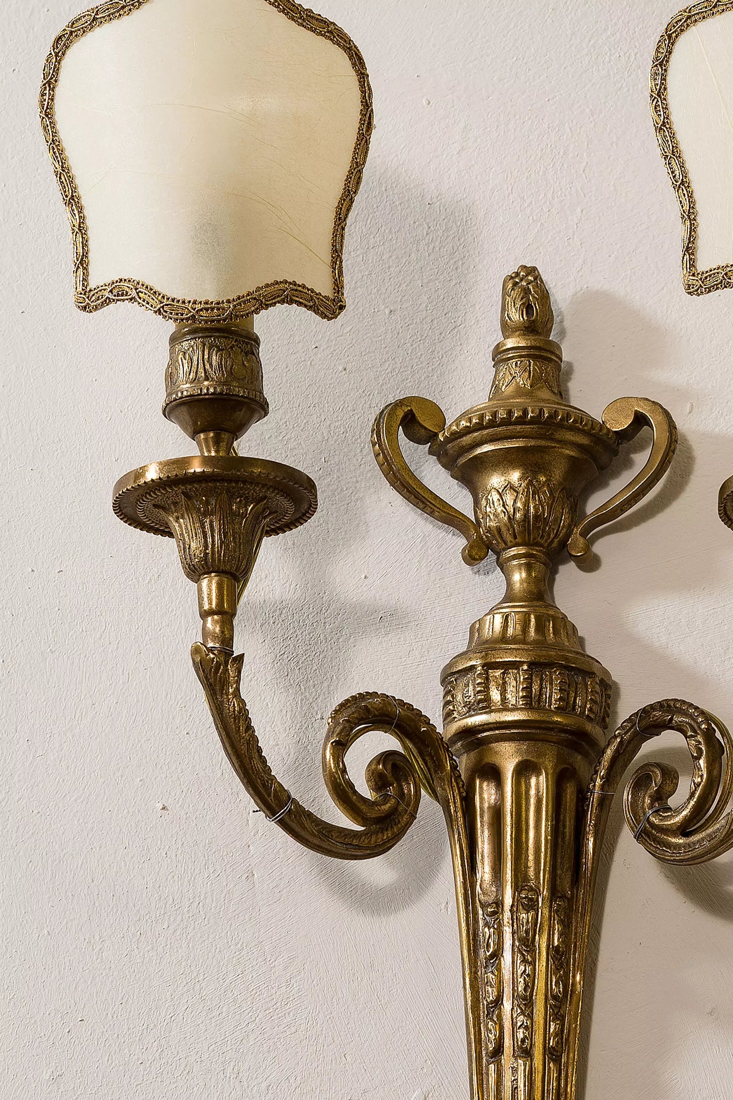 Lampade da parete antiche con paralumi in pergamena - Dettaglio. | Lo Stile Italiano
