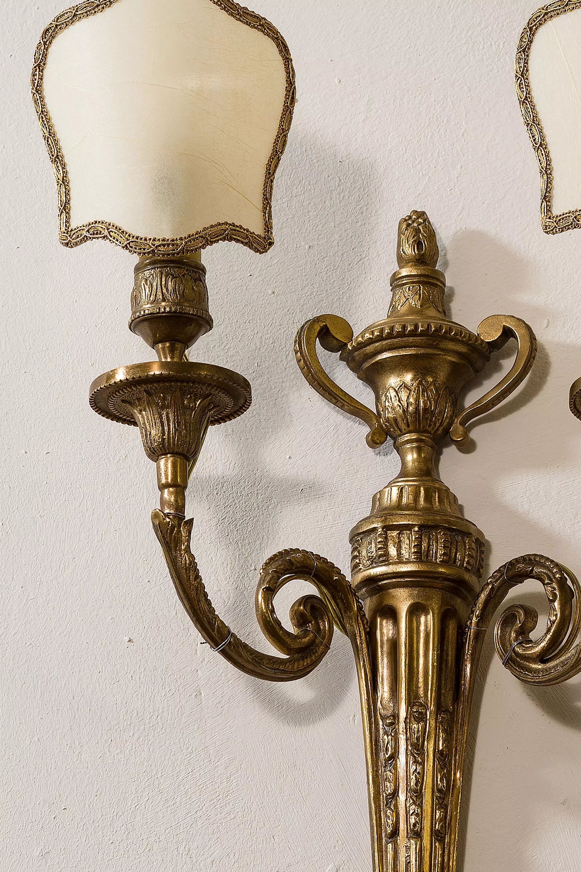 Lampade da parete antiche con paralumi in pergamena - Dettaglio. | Lo Stile Italiano
