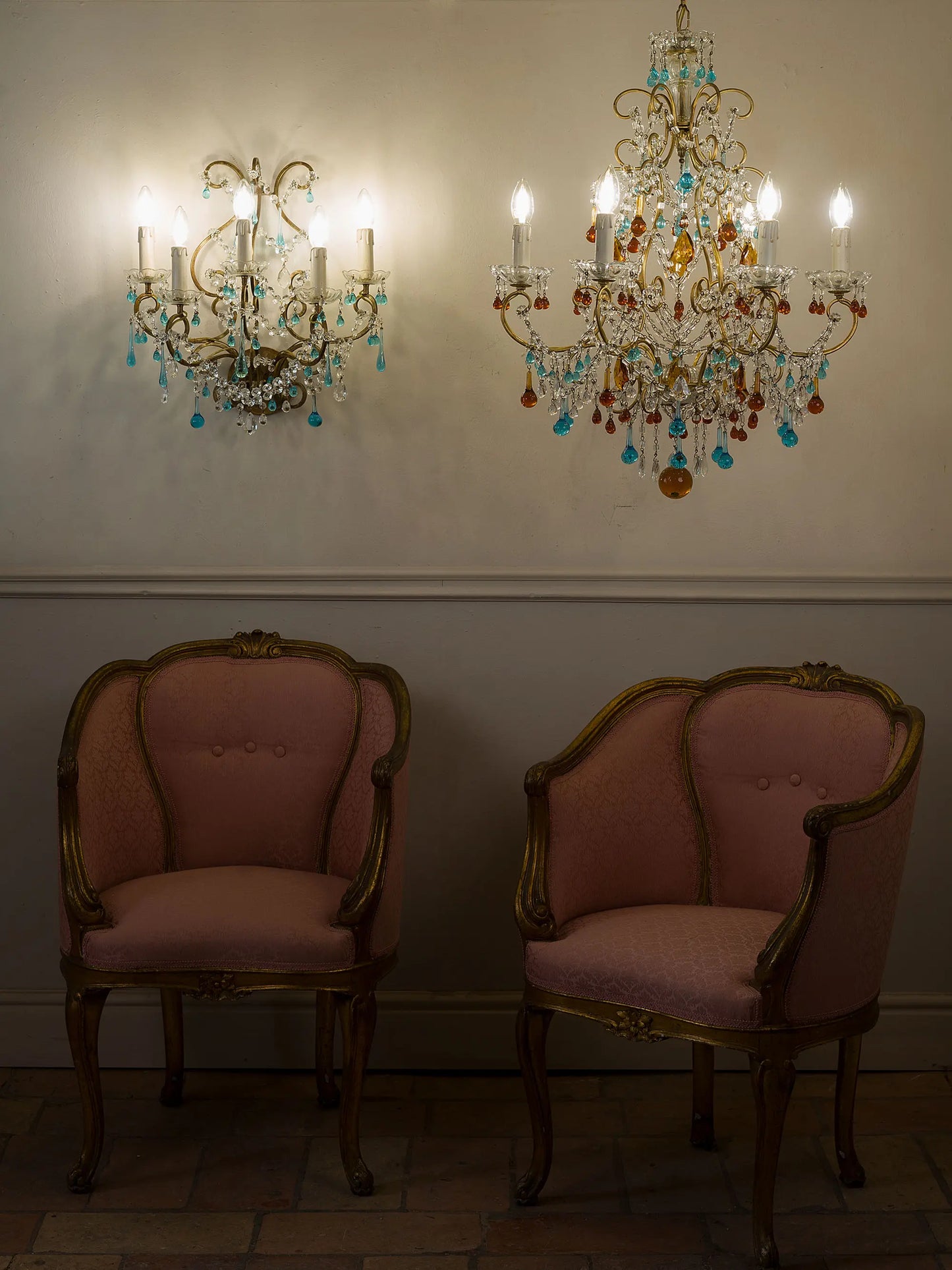 Vista ambientata di applique vintage italiana con cristalli e gocce in vetro di Murano turchese – Lo Stile Italiano