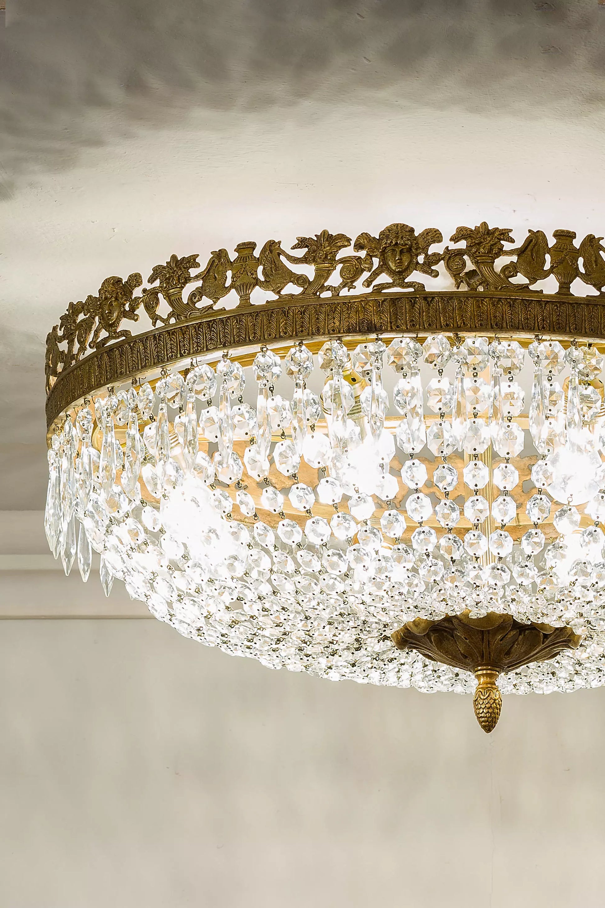 lampadario antico di cristallo illuminto da otto luci internamente. | Lo Stile Italiano