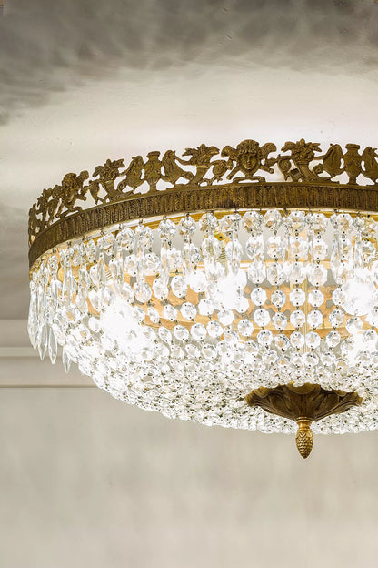 lampadario antico di cristallo illuminto da otto luci internamente. | Lo Stile Italiano