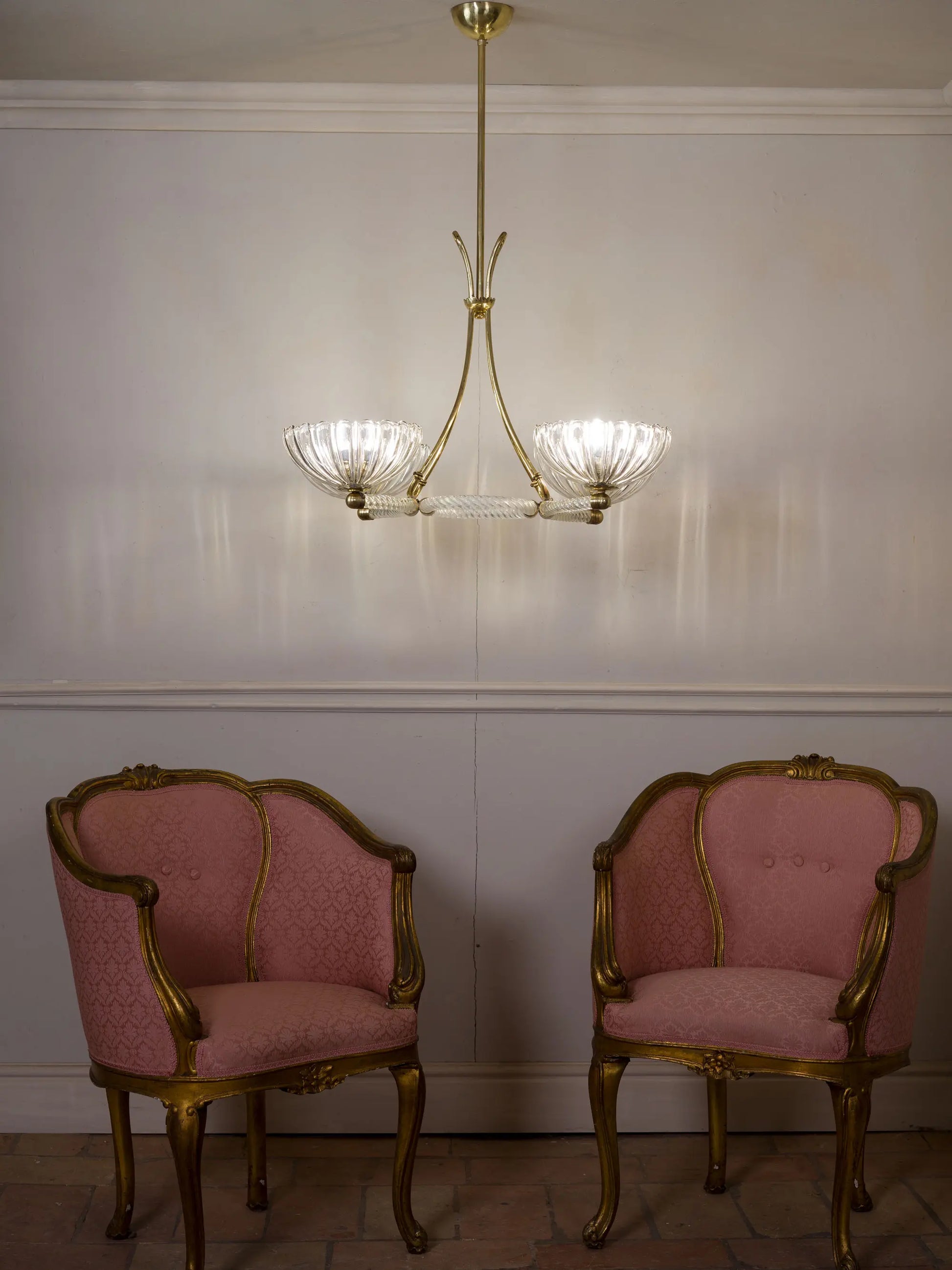 Lampadario di Murano mid-century con bracci in vetro torchon e dettagli in ottone lucido. | Lo Stile Italiano