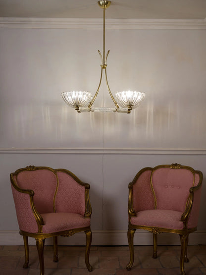 Lampadario di Murano mid-century con bracci in vetro torchon e dettagli in ottone lucido. | Lo Stile Italiano