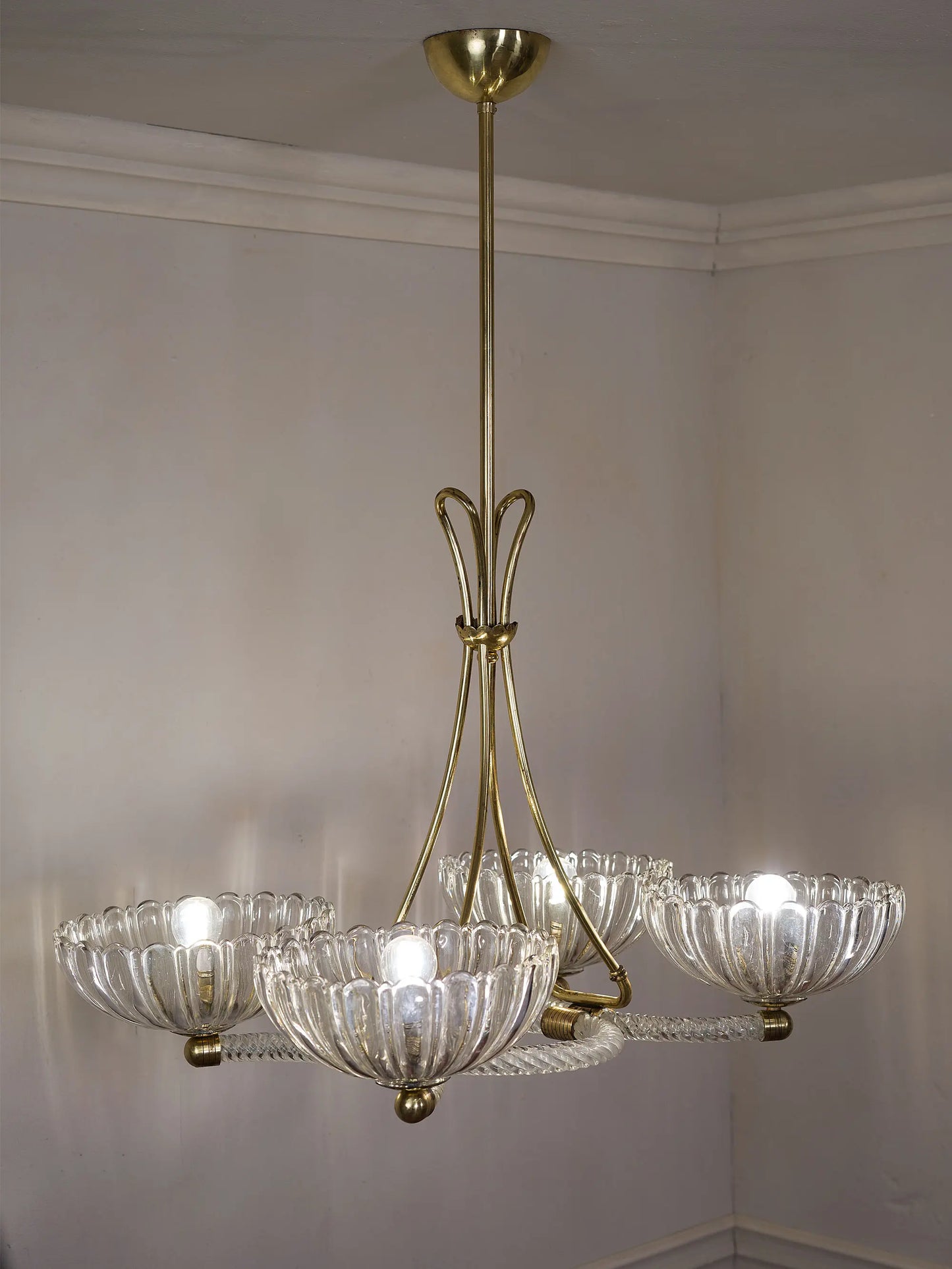 Elegante lampadario vintage in vetro soffiato di Murano con quattro luci. | Lo Stile Italiano