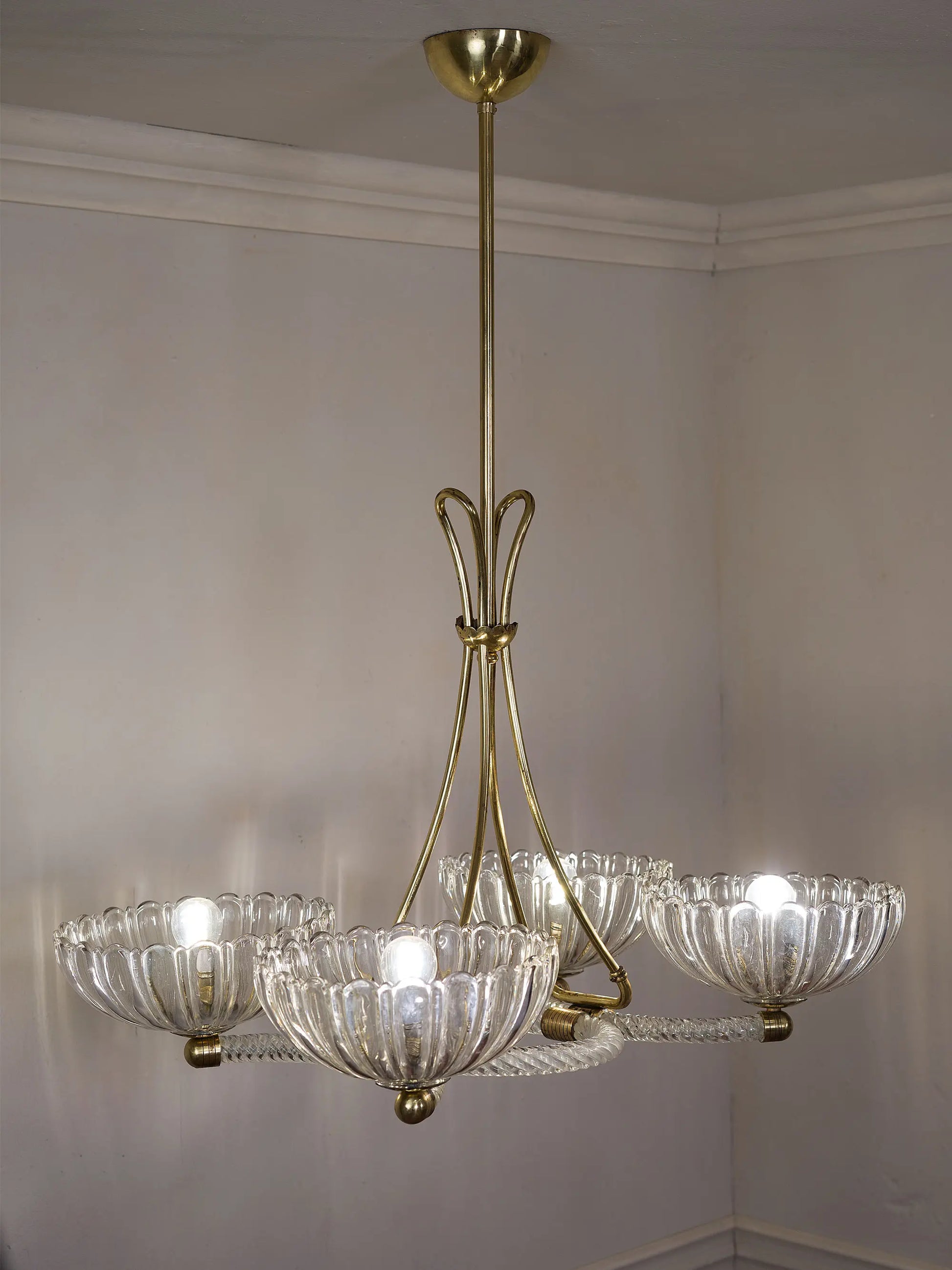 Elegante lampadario vintage in vetro soffiato di Murano con quattro luci. | Lo Stile Italiano