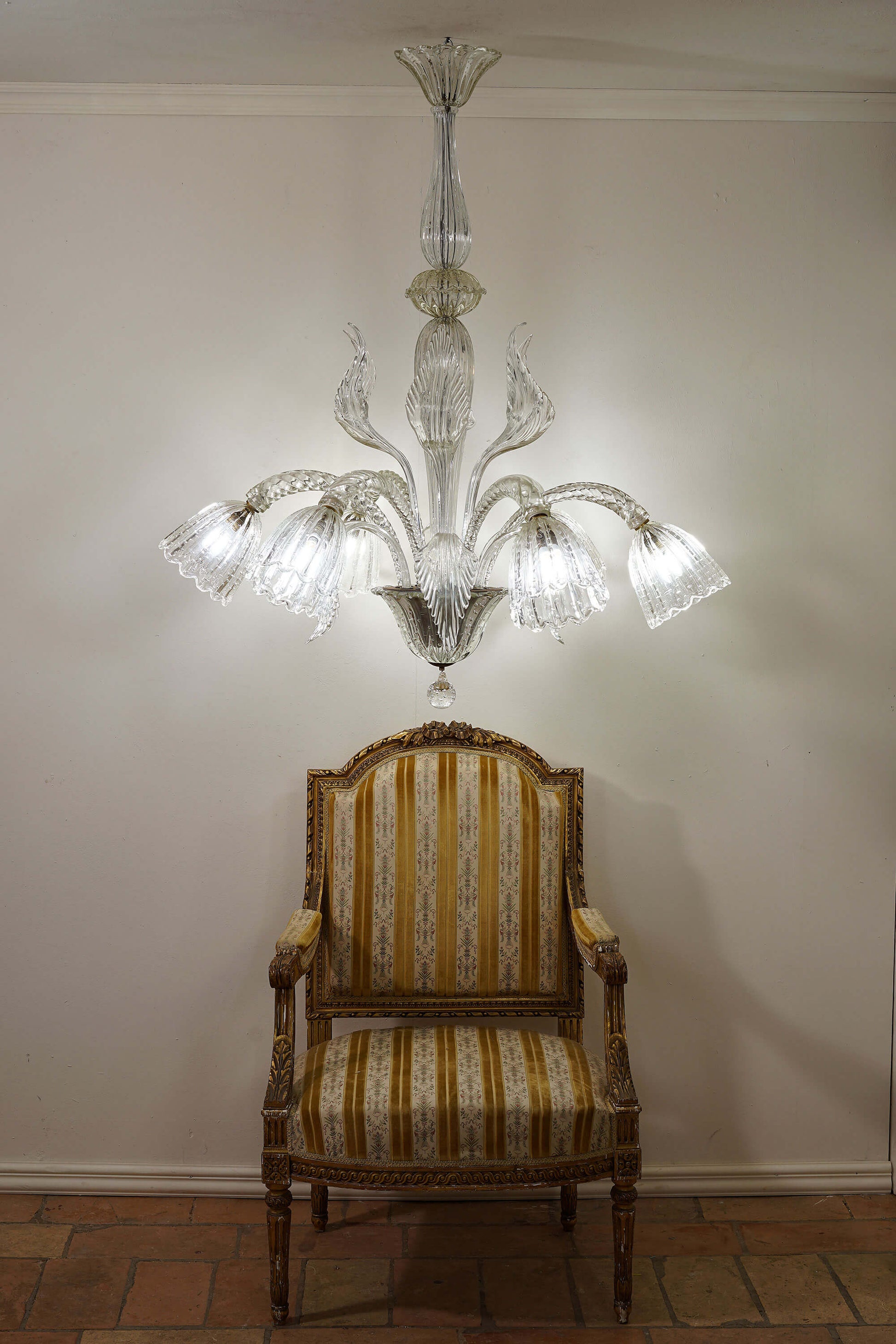 Lampadario Artigianale Vetro Murano: Emanazione di Lusso.| Lo Stile Italiano