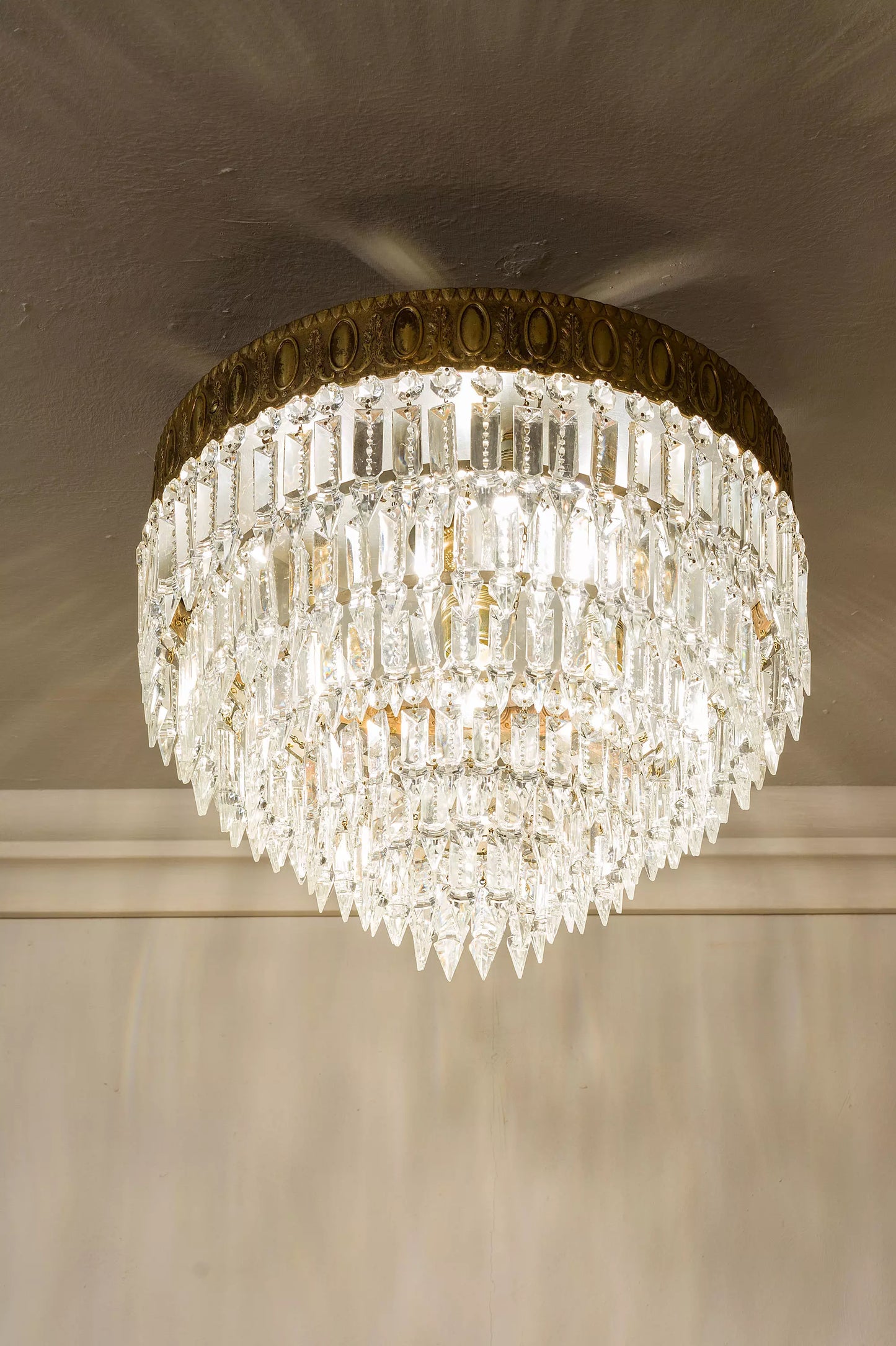 Lampadario da soffitto antico con gocce pendenti in vetro trasparente. | Lo Stile Italiano