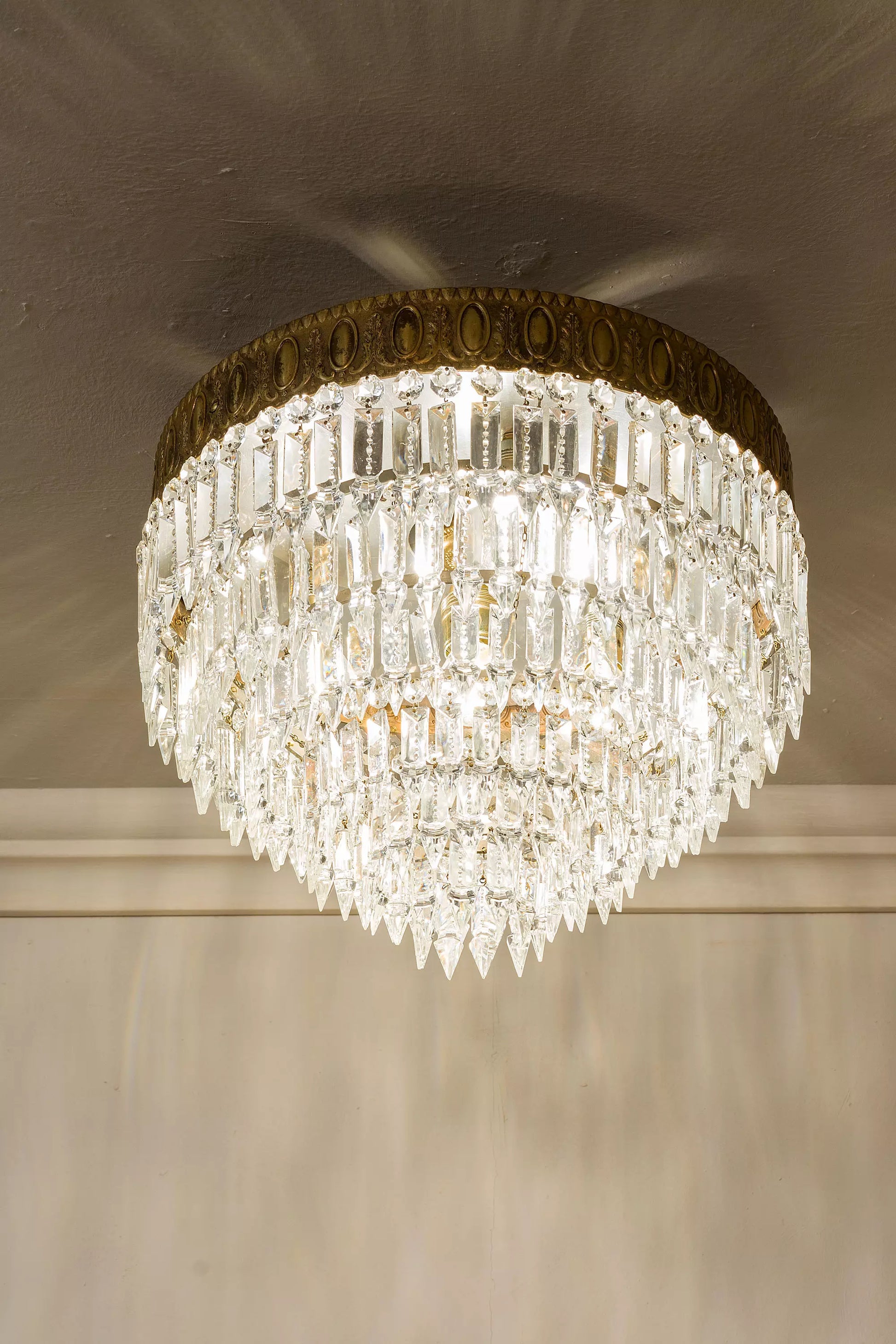 Lampadario da soffitto antico con gocce pendenti in vetro trasparente. | Lo Stile Italiano