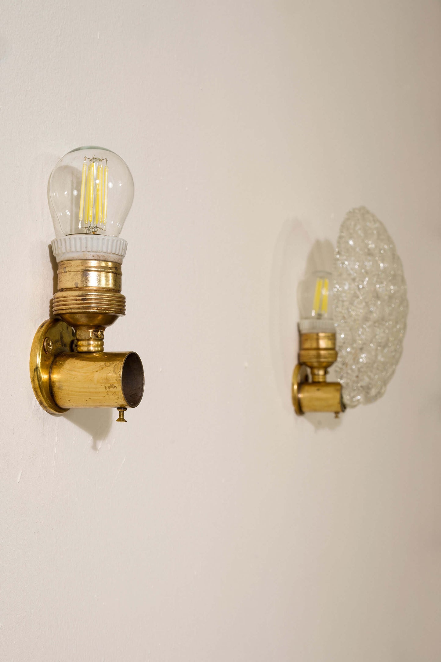Lampade da parete Art Déco in ottone dorato e paralume in vetro di Murano. | Lo Stile Italiano