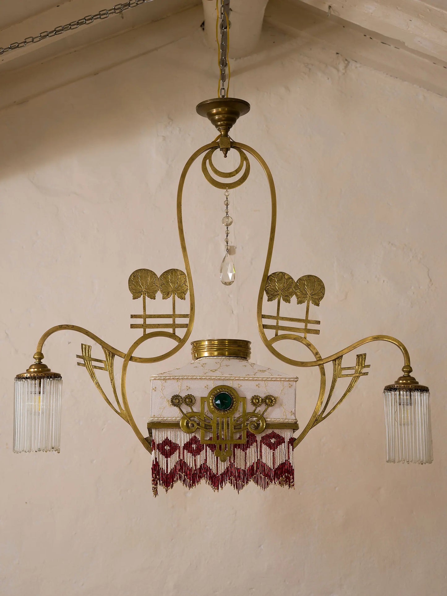 Lampadario di lusso Art Déco in ottone e perlecon fregi - Lo Stile Italiano
