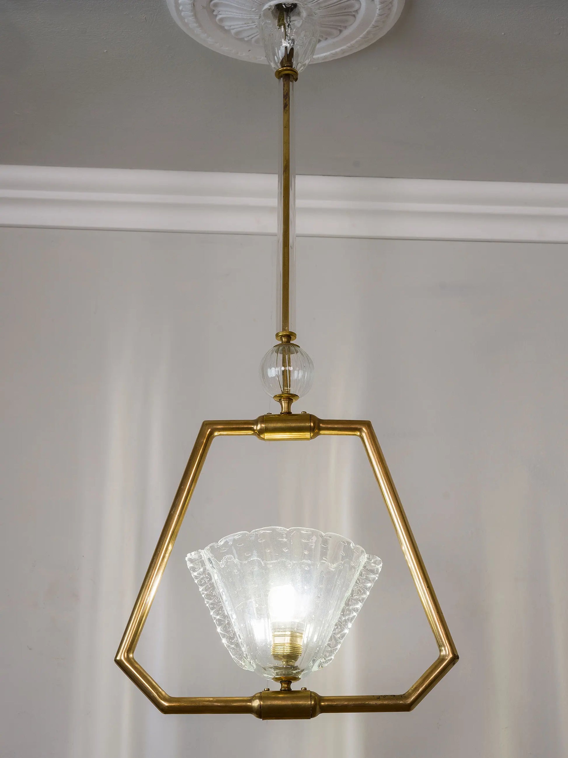 Lampadario antico di Murano con struttur in ottone e coppa, sfera e coppetta in vetro Bullicante | Lo Stile Italiano