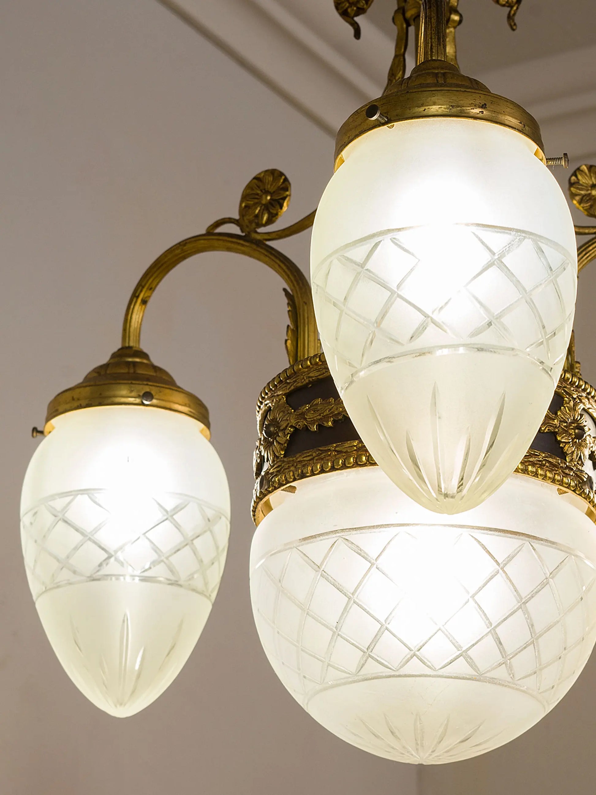 Vetro inciso con motivo a losanghe su coppe del lampadario antico| Lo Stile Italiano