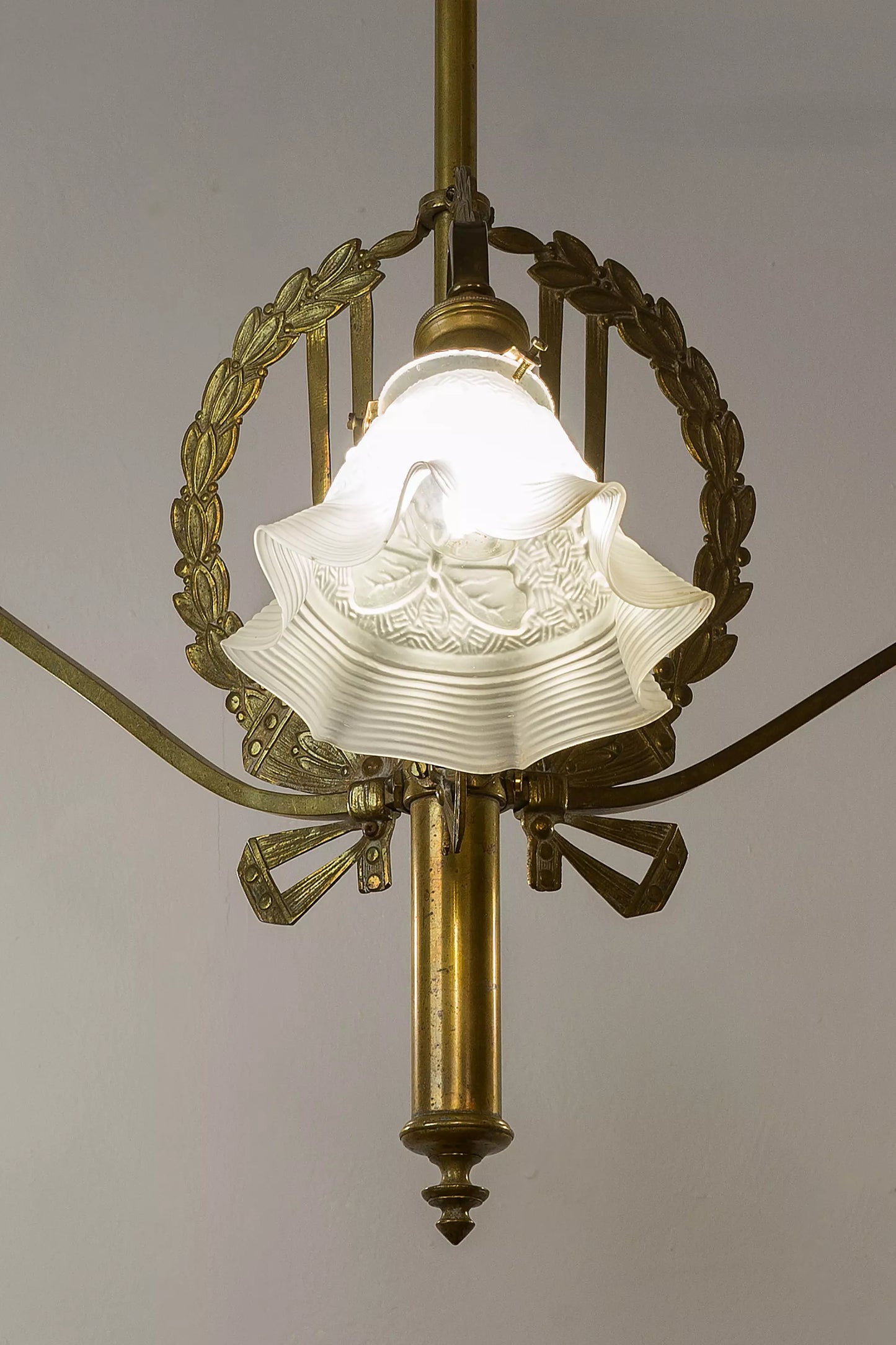 Lampadario elegante risalente al periodo 1910-1920, con un design caratteristico della La Belle Époque francese.| Lo Stile Italiano
