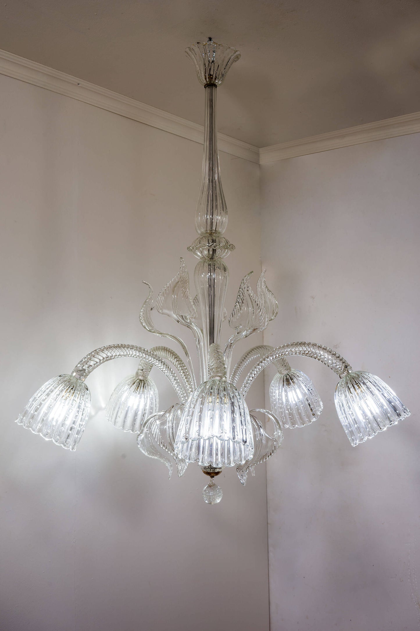 Brillantezza cristallina: vetro-bullicante e grande diametro nel lampadario-Murano.|Lo Stile Italiano