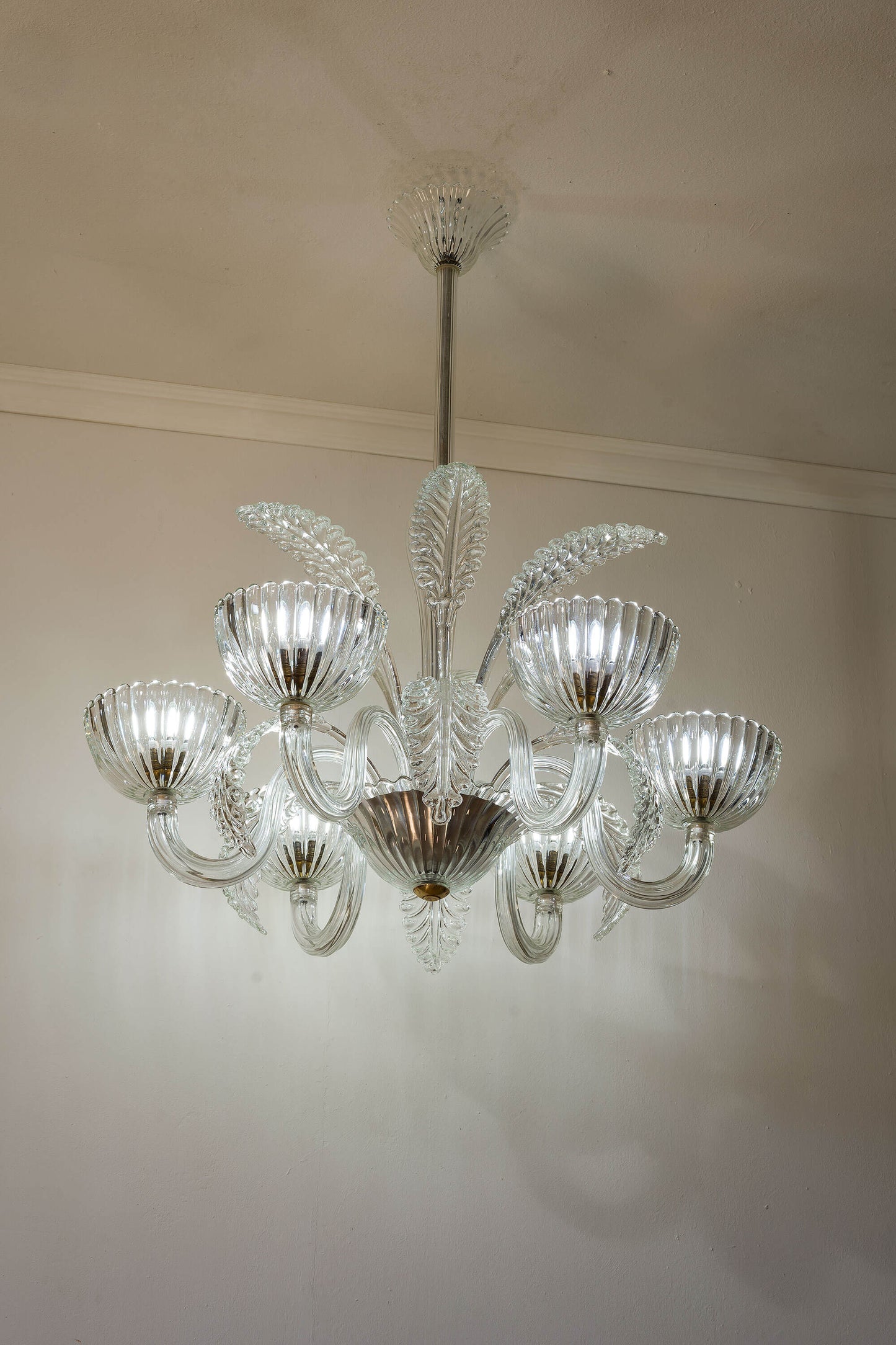 Lampadario vintage: Geometria e materiali lussuosi. | Lo Stile Italiano