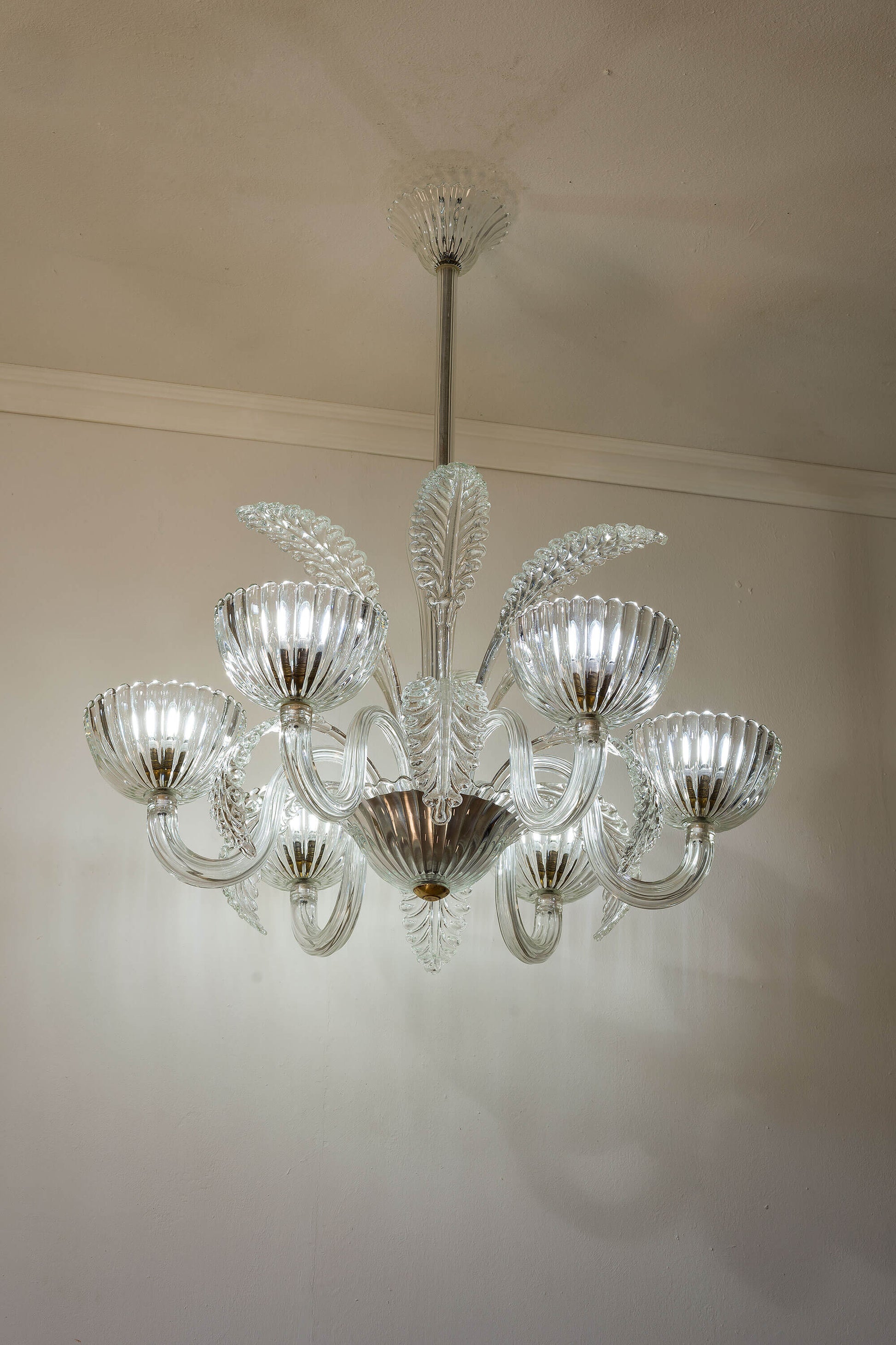 Lampadario vintage: Geometria e materiali lussuosi. | Lo Stile Italiano