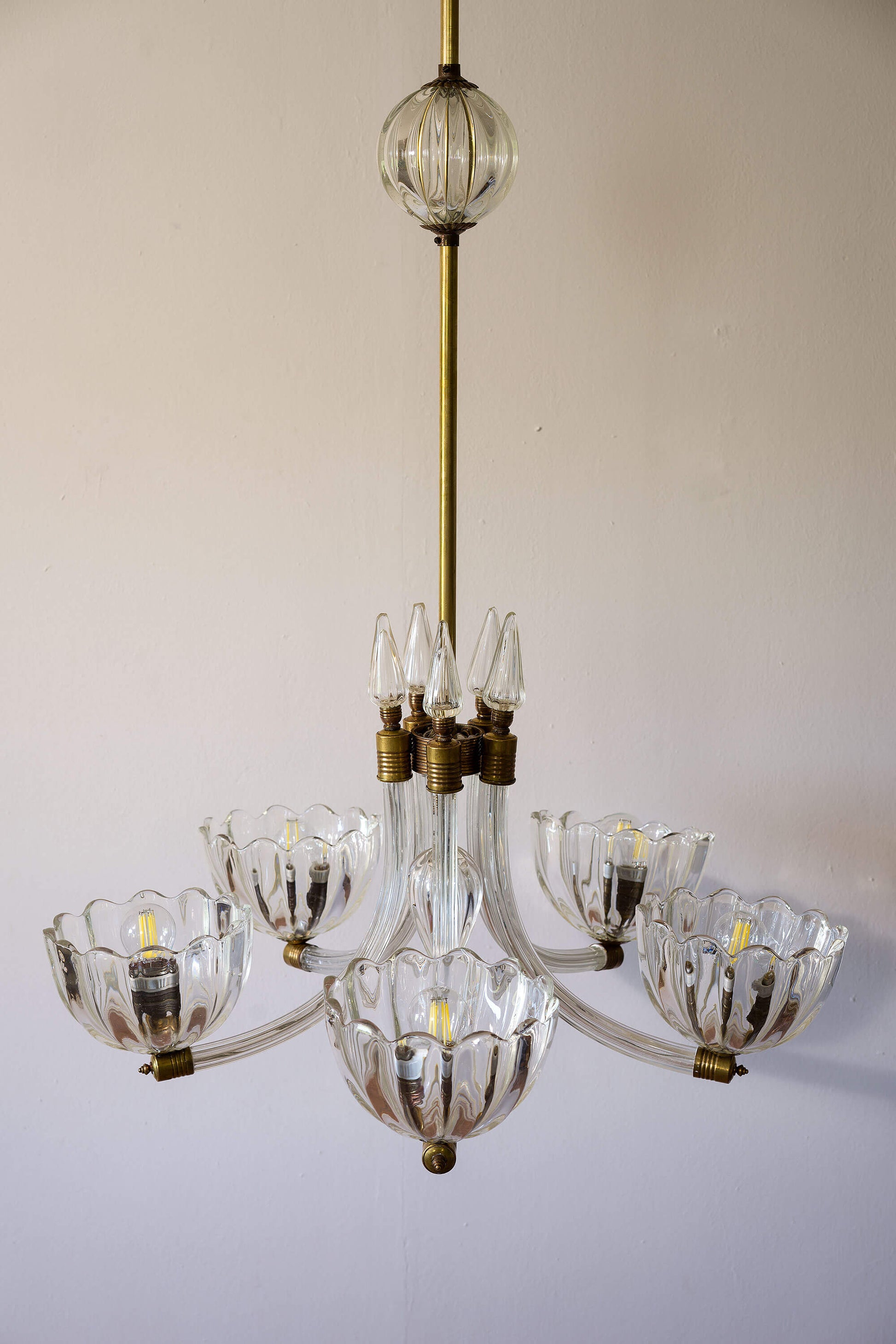 Lampadario italiano degli anni '40, creato dalla rinomata casa di design Barovier & Toso, con coppe in vetro sostenute da bracci elegantemente decorati con ottone. | Lo Stile Italiano