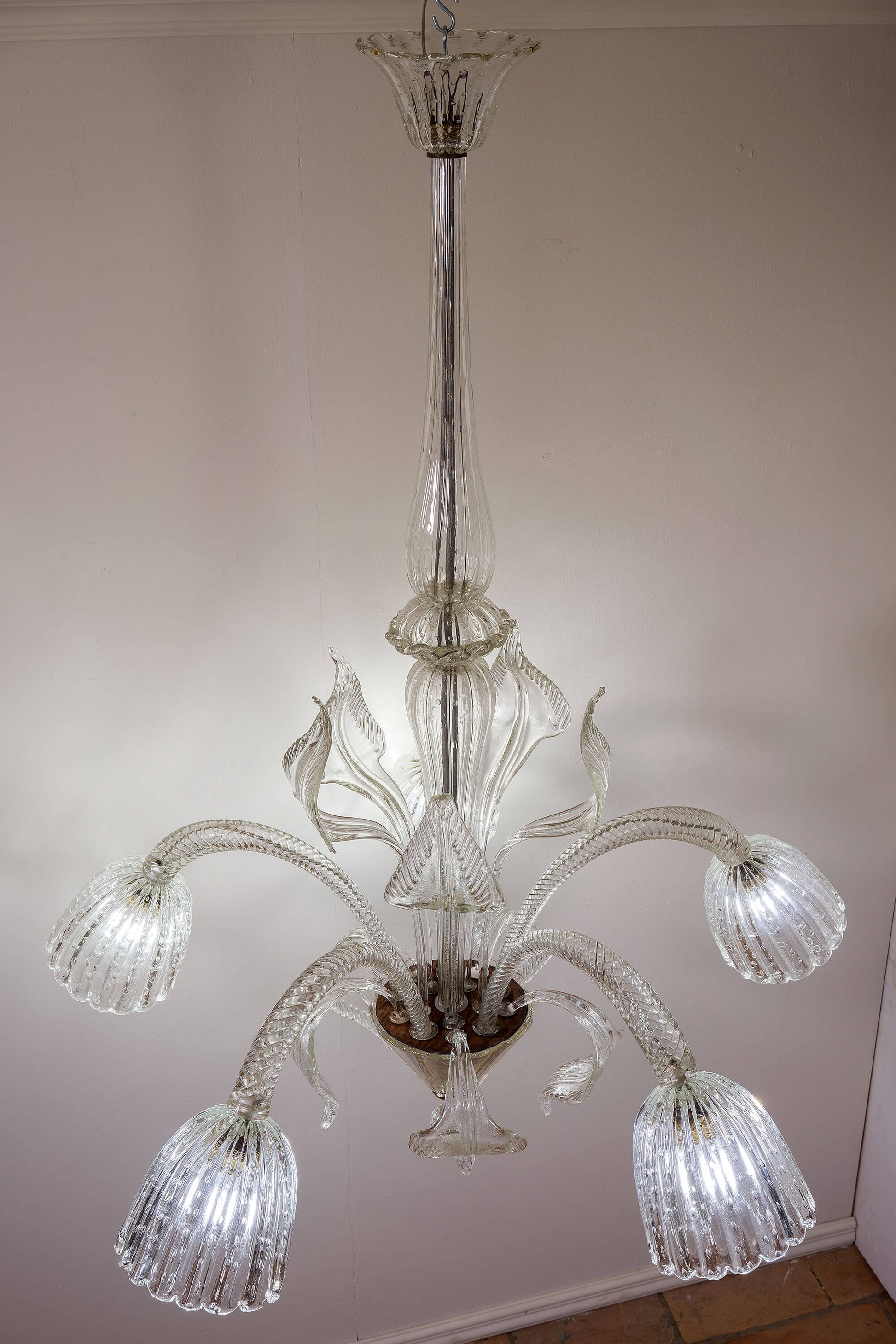 Luminosità unica: il lampadario-Murano, un'icona inizi-'900 per illuminare i tuoi spaz.|Lo Stile Italiano