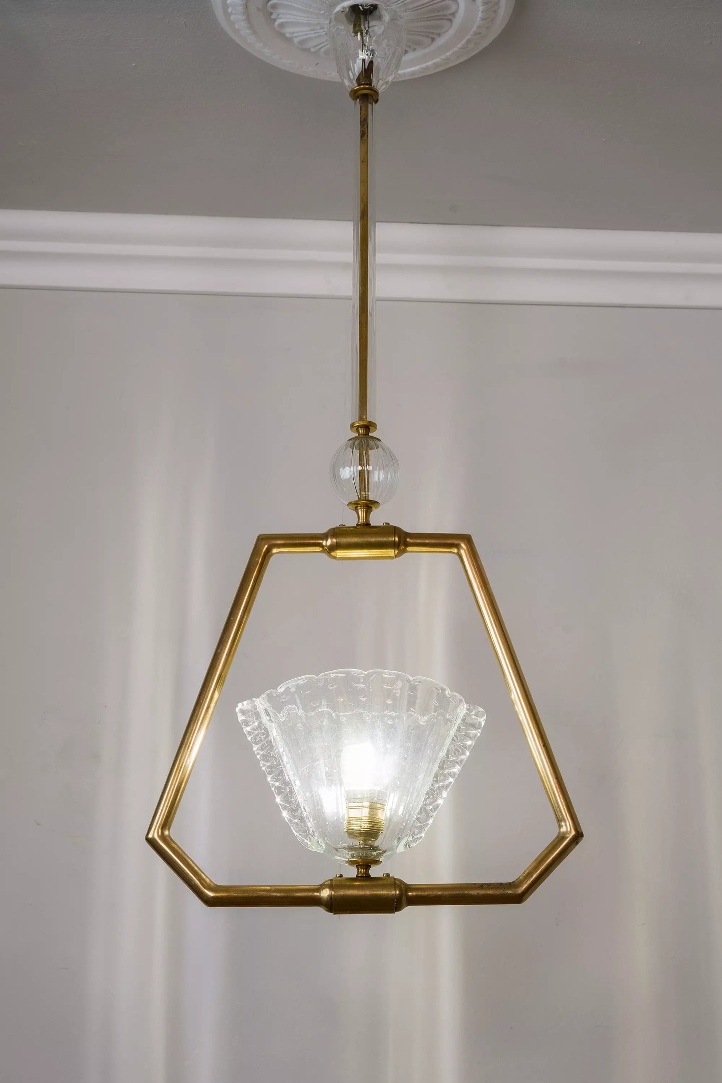 Lampadario Art Déco anni 30 con una struttura in ottone con al centro una coppa in vetro soffiato di Murano.| lo Stile Italiano