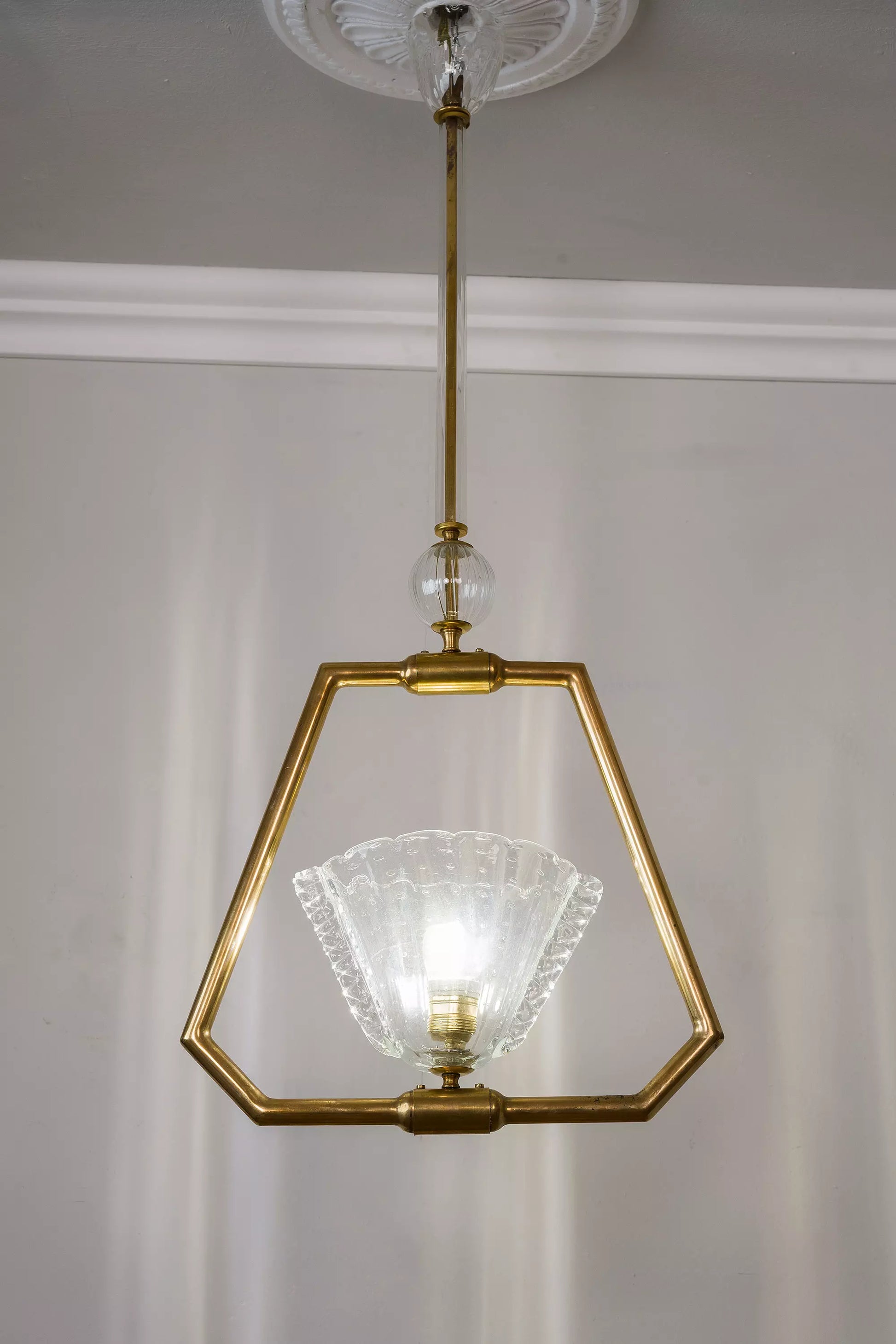 Lampadario Art Déco anni 30 con una struttura in ottone con al centro una coppa in vetro soffiato di Murano.| lo Stile Italiano