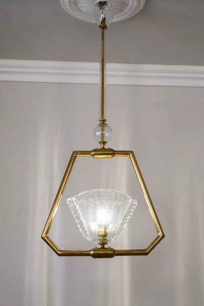 Lampadario Art Déco anni 30 con una struttura in ottone con al centro una coppa in vetro soffiato di Murano.| lo Stile Italiano