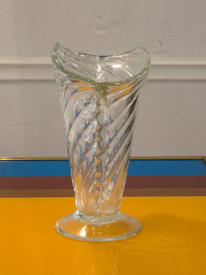 Elegante vaso vintage in vetro soffiato di Murano, lavorato a mano con rilievi spiralati | Lo Stile Italiano