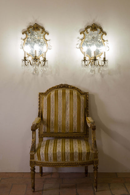 Infondi al tuo ambiente una bellezza senza tempo con queste applique vintage. Lo specchio al centro intensifica la luminosità delle tre lampadine E14, mentre la struttura in bronzo esprime eleganza e resistenza. Le macchie di ossidazione argento sullo specchio conferiscono un tocco unico, esaltando il fascino del tempo passato. | Lo Stile Italiano