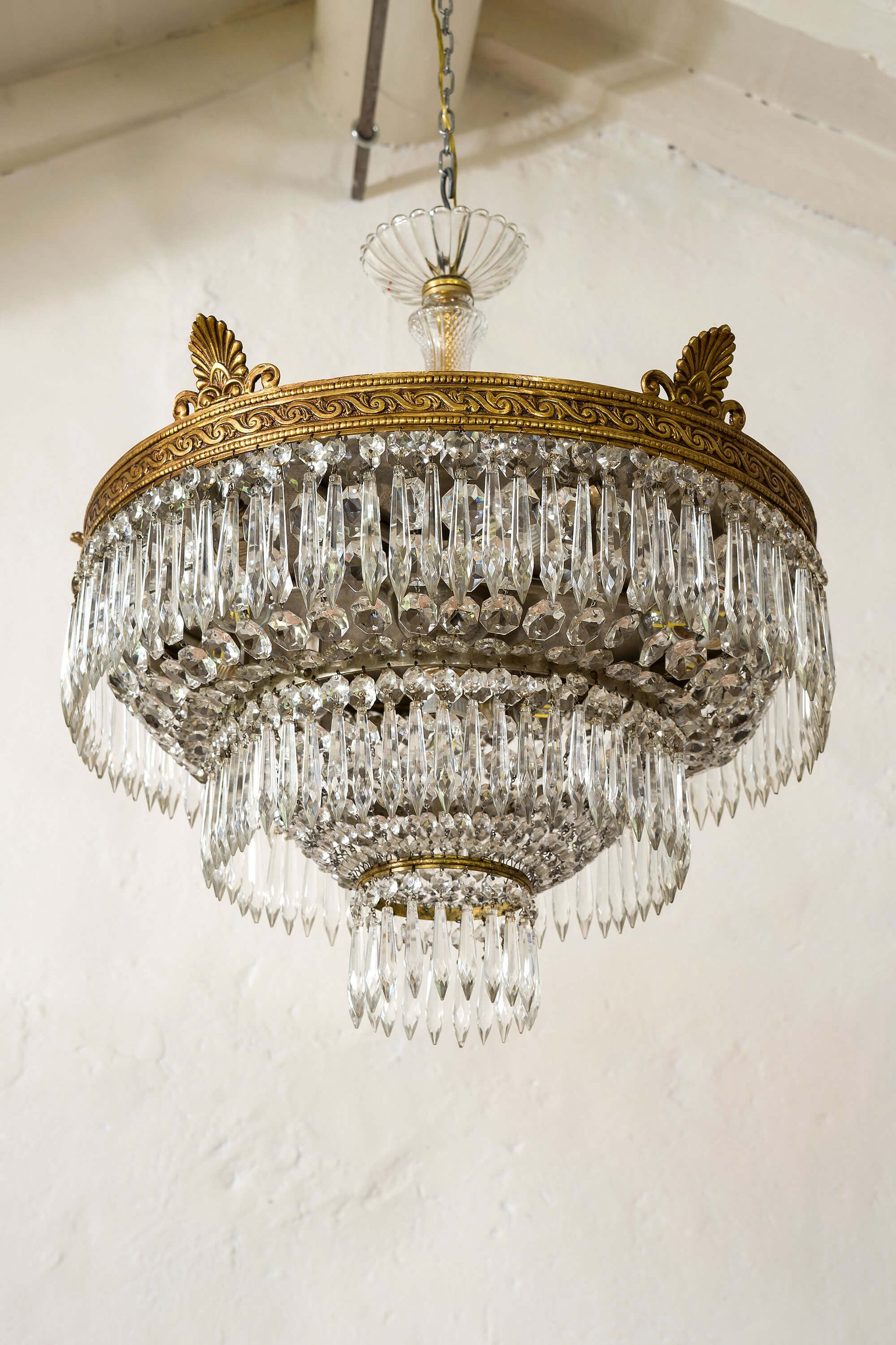 Splendida plafoniera vintage stile Impero con gocce di cristallo pendenti e struttura in ottone cesellato. | Lo Stile Italiano