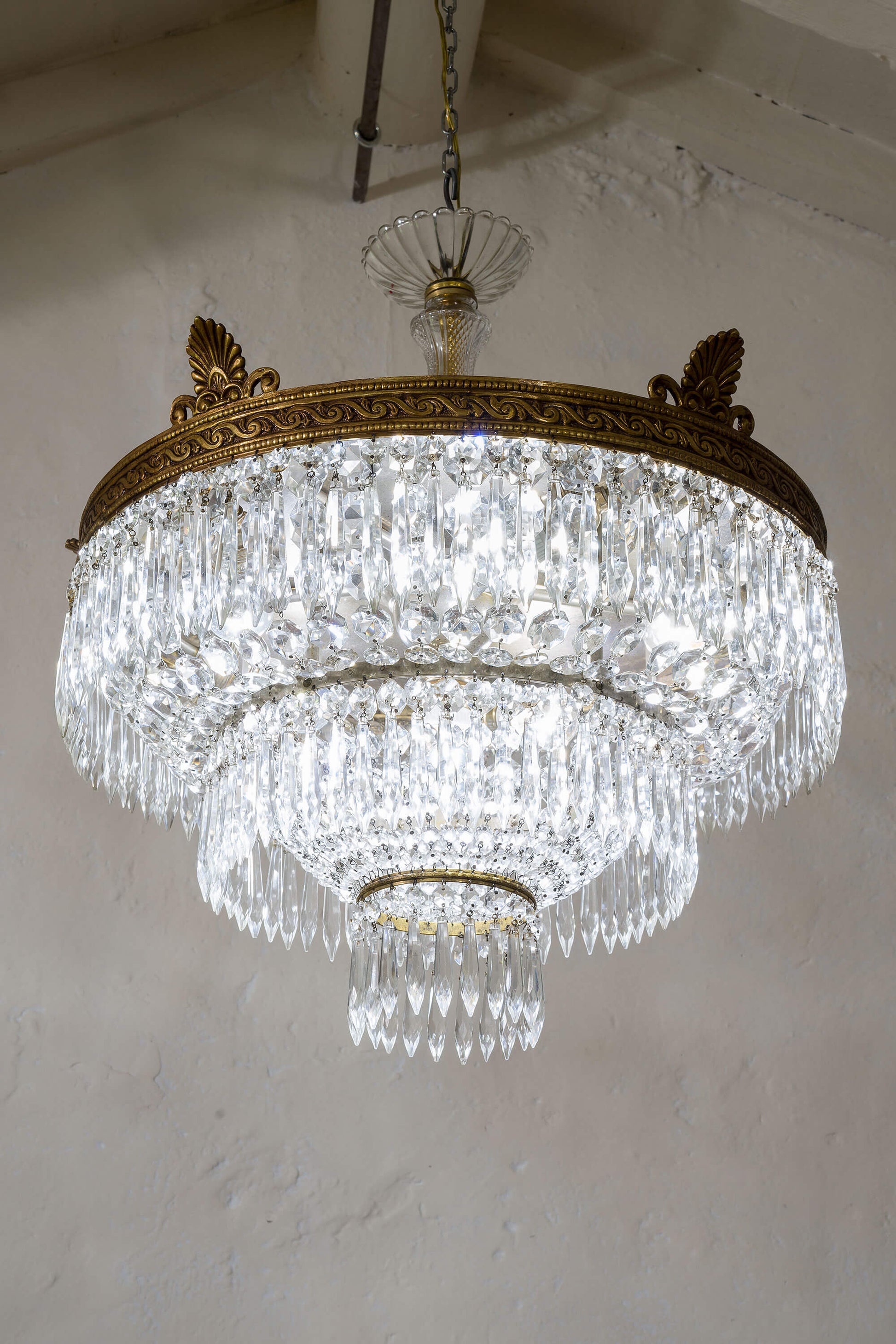 Dettaglio dei cristalli ottagonali che adornano la corona superiore della plafoniera vintage.Lo Stile Italiano