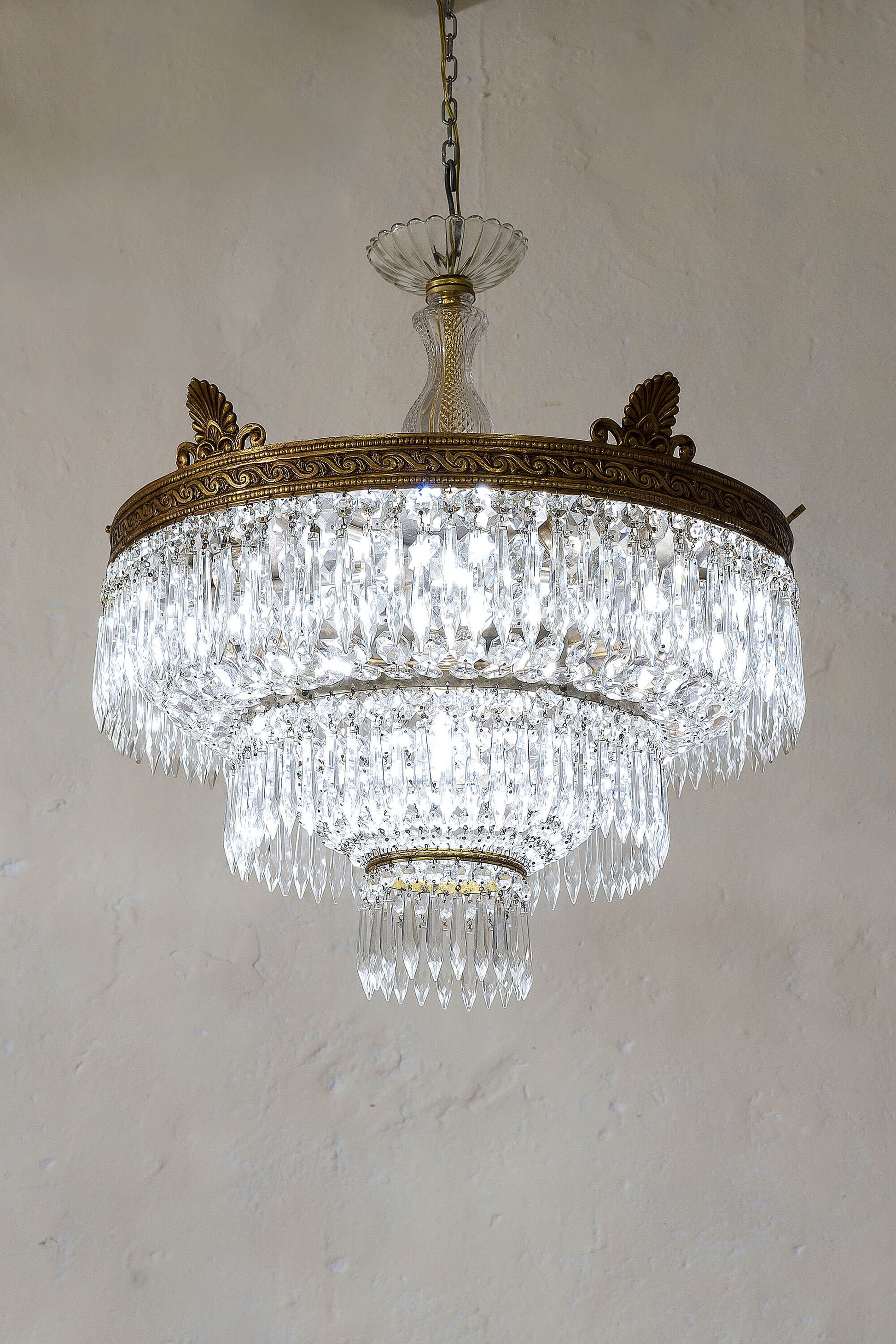 Lampadario vintage illuminato da 5 luci E27, creando un'atmosfera calda e accogliente. | Lo Stile Italiano