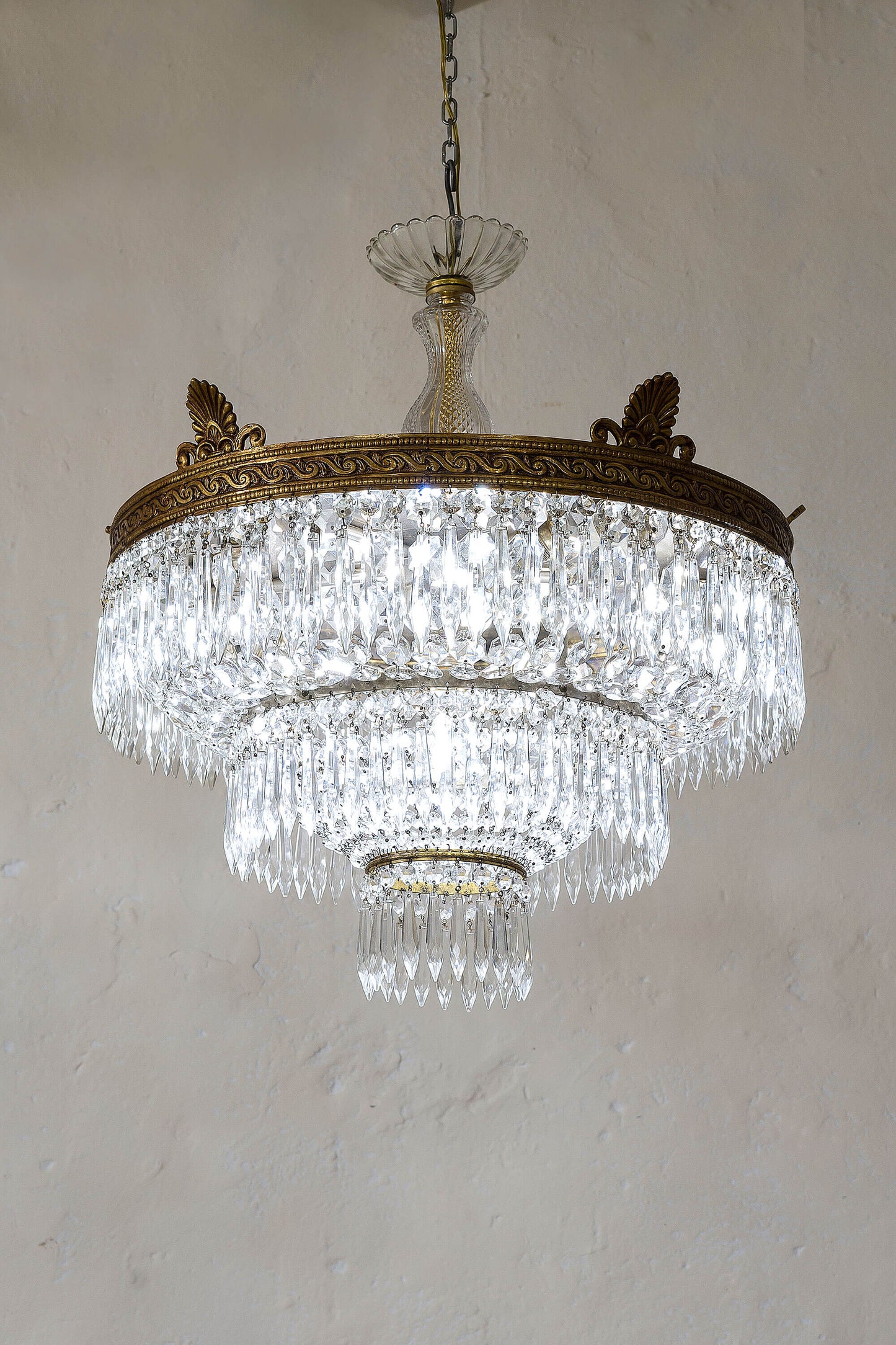Lampadario vintage illuminato da 5 luci E27, creando un'atmosfera calda e accogliente. | Lo Stile Italiano