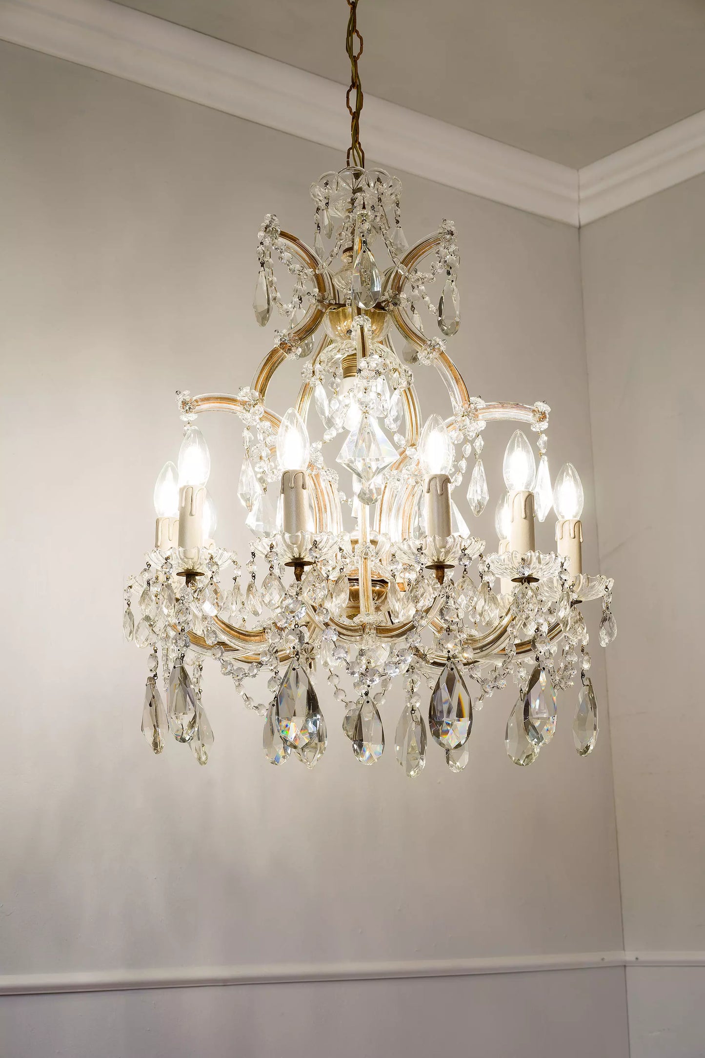 Lampadario Vintage con telaio in ferro battuto arricchito da gocce di cristallo.| Lo Stile Italiano