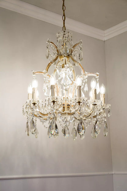 Lampadario Vintage con telaio in ferro battuto arricchito da gocce di cristallo.| Lo Stile Italiano