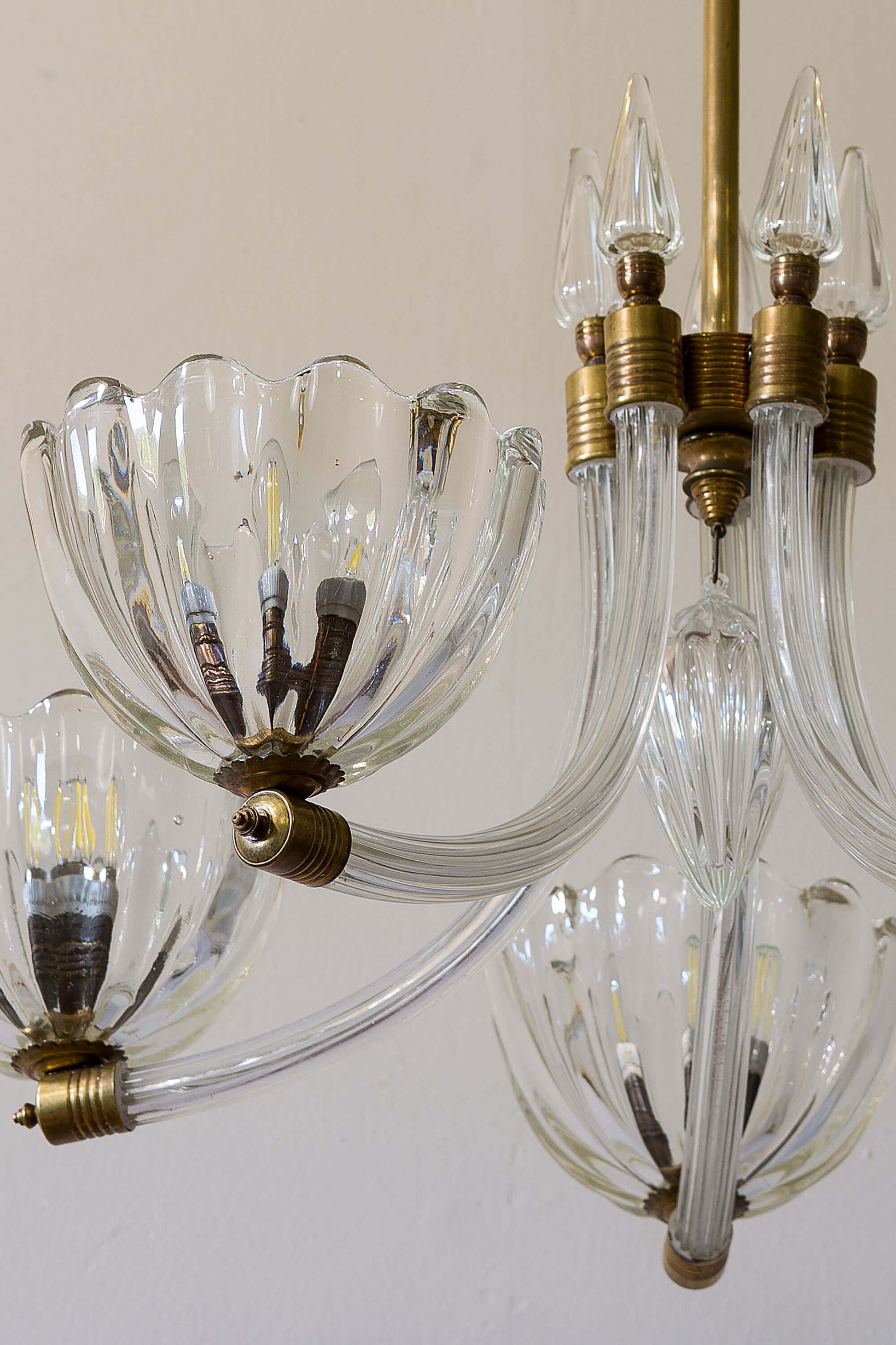 Lampadario Art Déco in vetro di Murano, simbolo del design italiano degli anni '40, realizzato con maestria artigianale nelle storiche officine veneziane, adatto a ogni ambiente. | Lo Stile Italiano